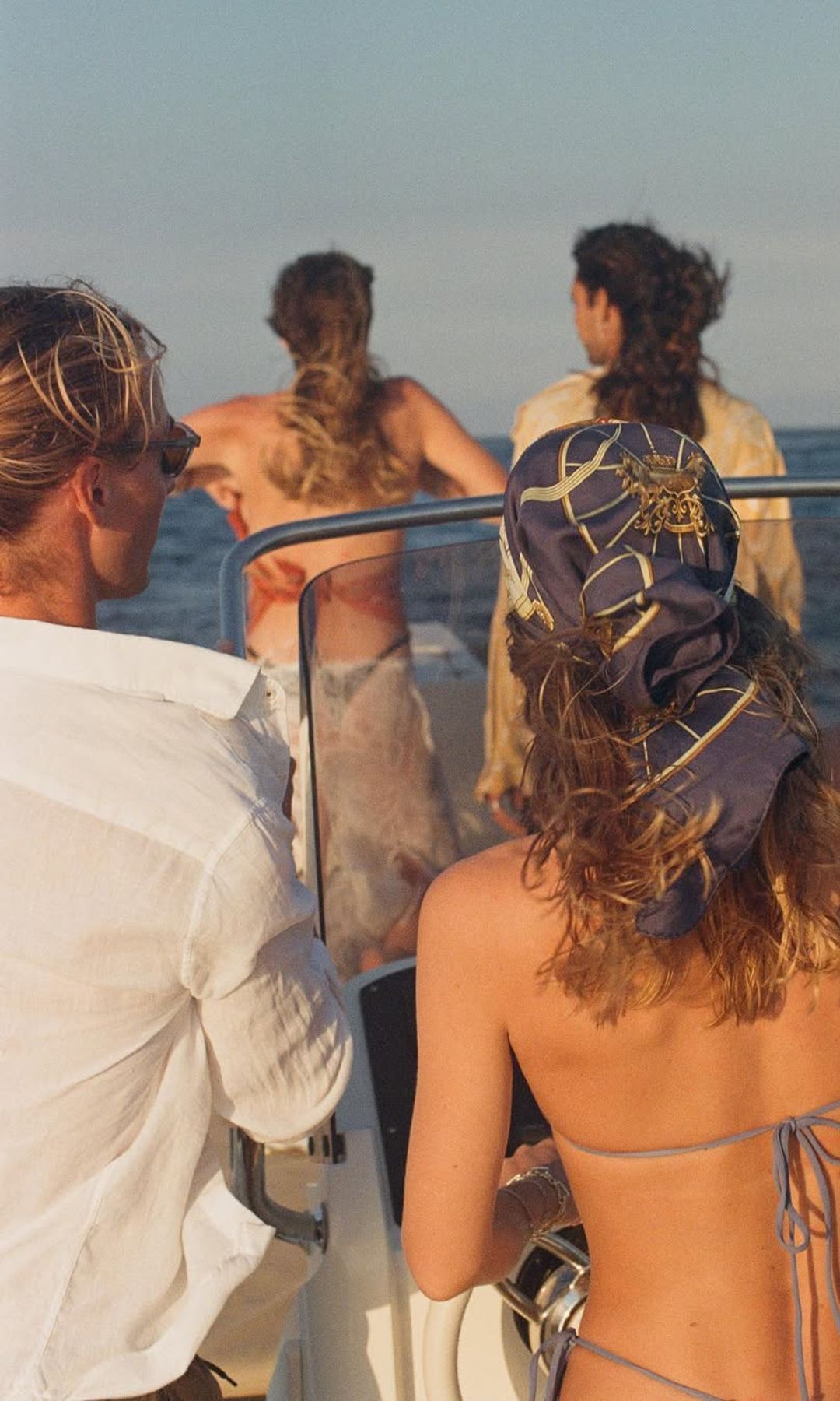 Amigos en barco en verano