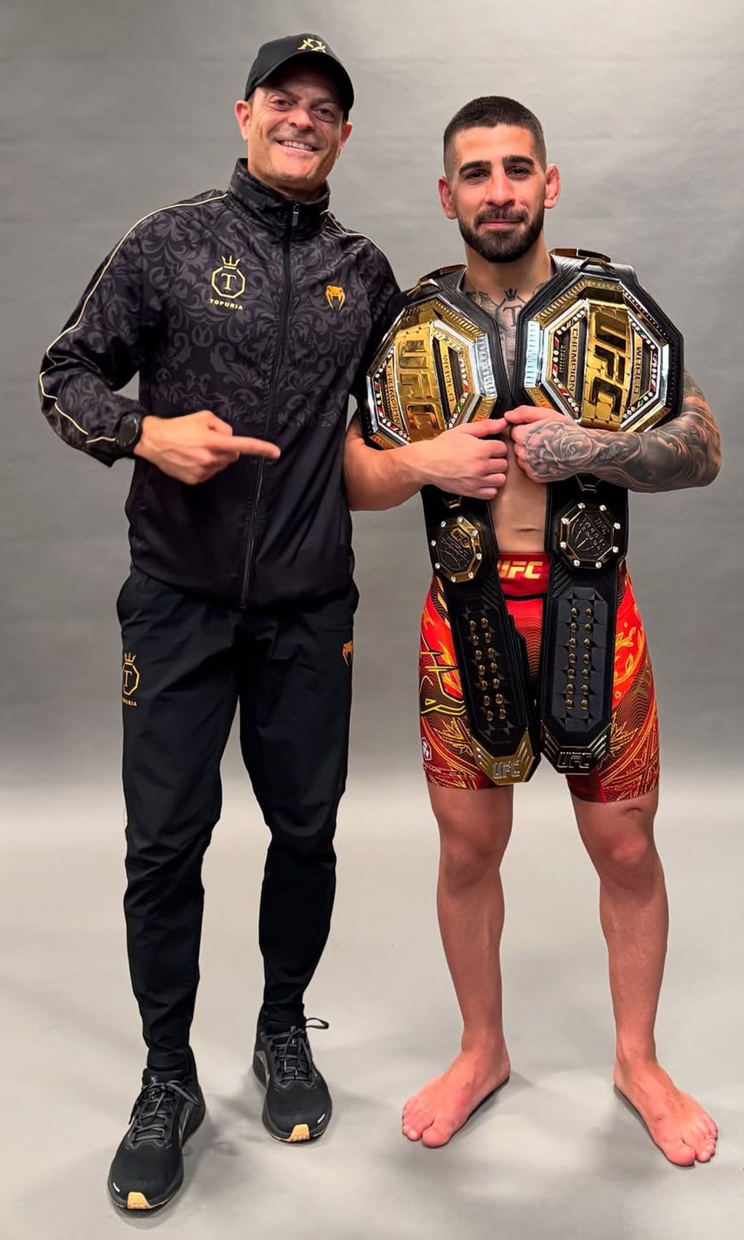Aldo al lado de Topuria, quien se estrenaba como campeón