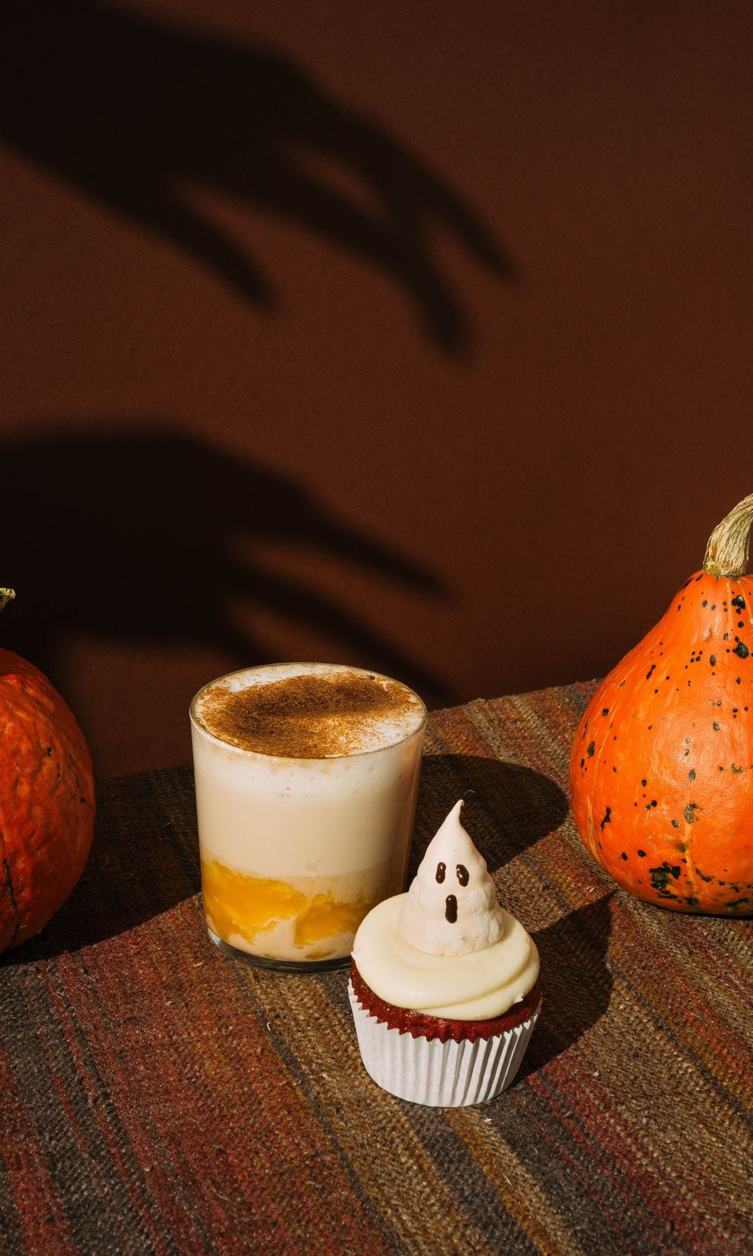 Cupcake red velvet con fantasma de merengue Supernormal Halloween