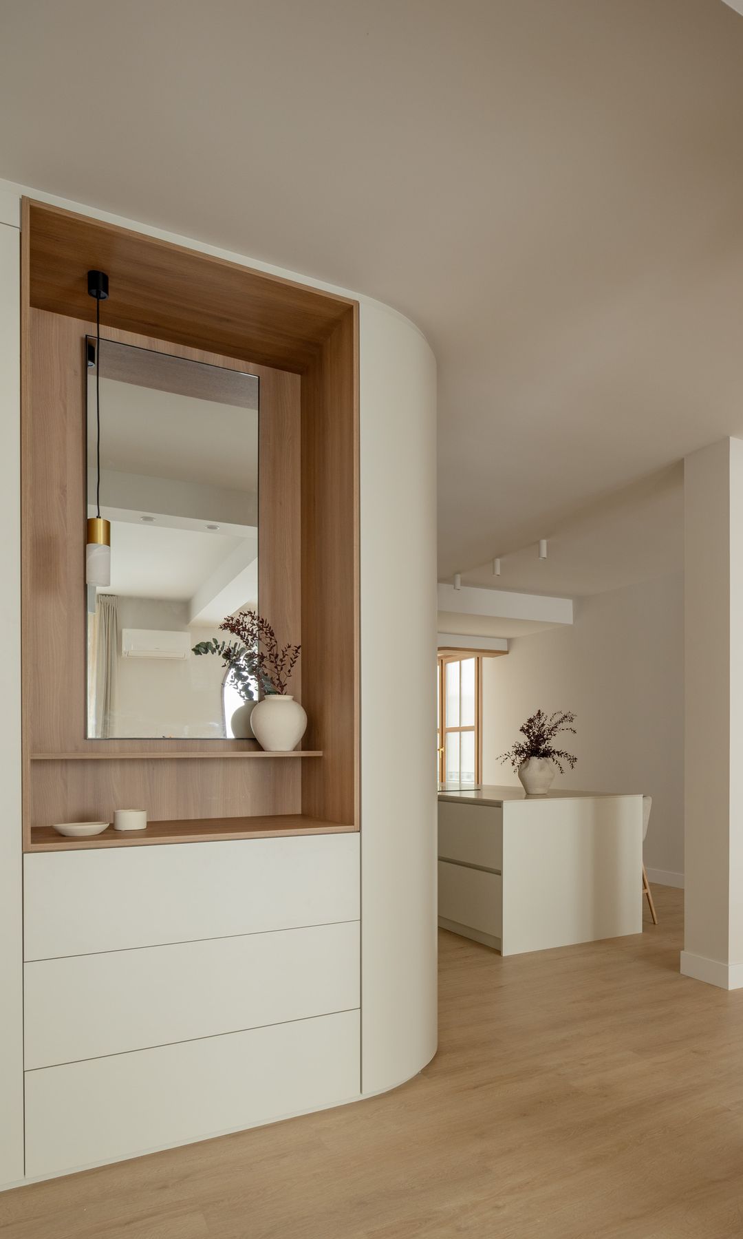Recibidor con mueble a medida y almacenaje, proyecto de IN56 Interiorismo