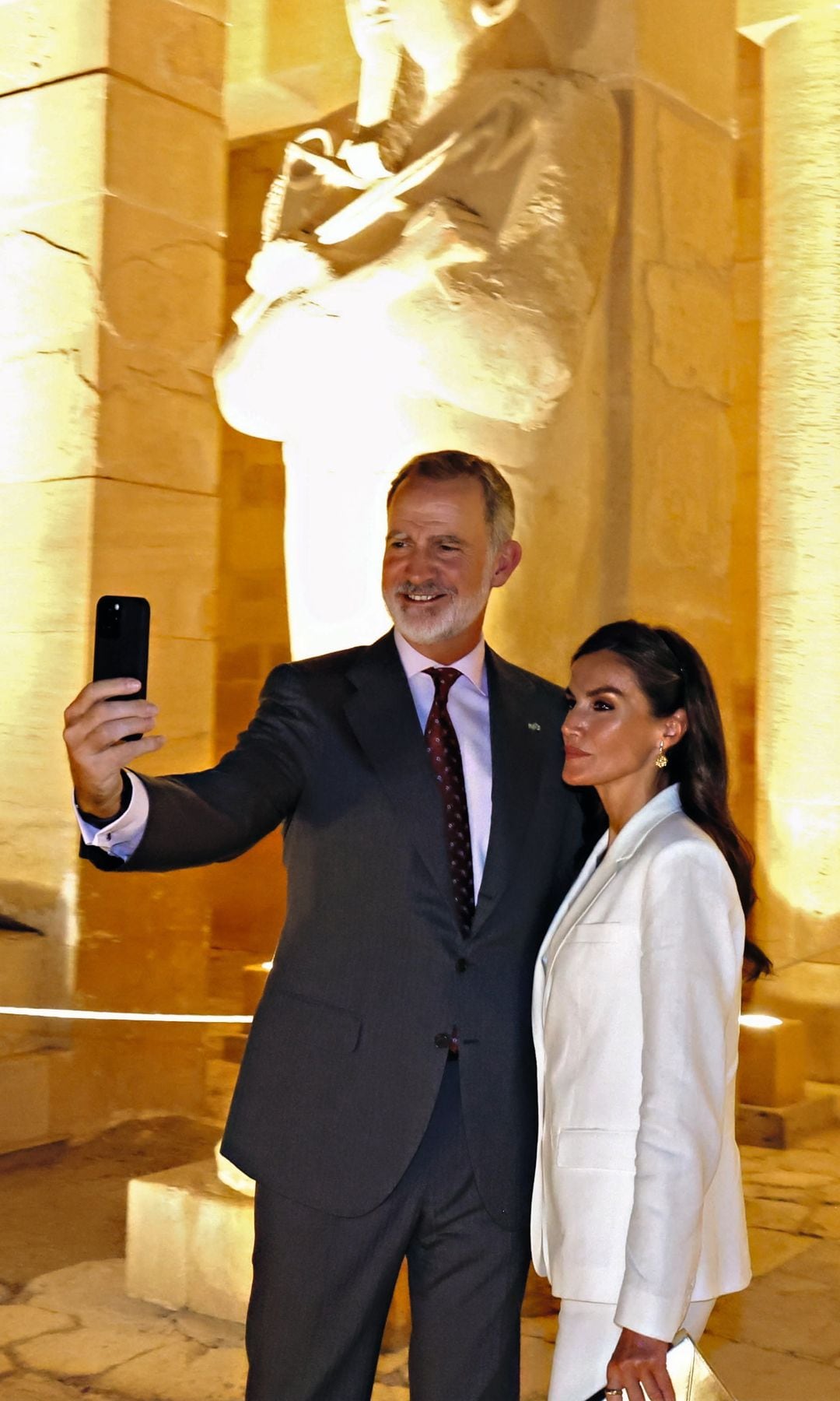 Los Reyes en Luxor, inaugurando la iluminación del templo de Hatshepsut, en la orilla del Nilo, que se conocía como "el Sublime de los Sublimes"
