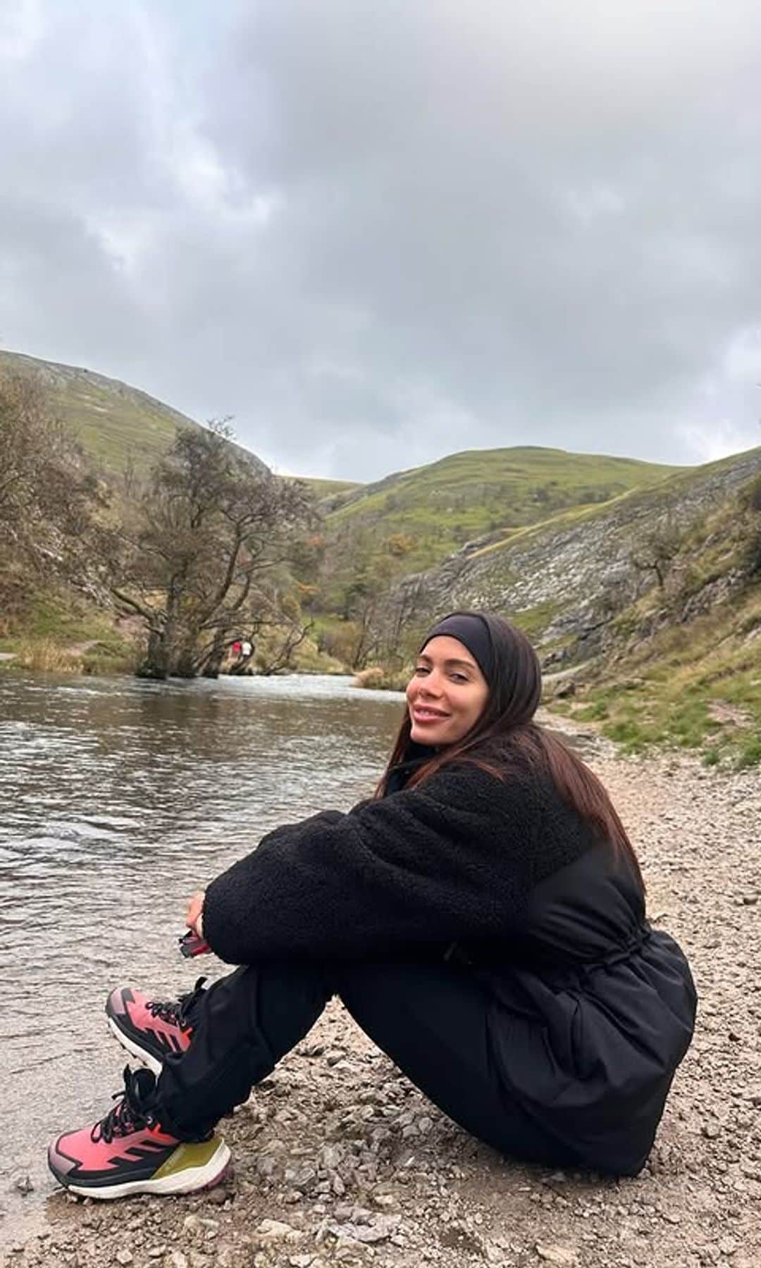 Anitta en la naturaleza con look deportivo