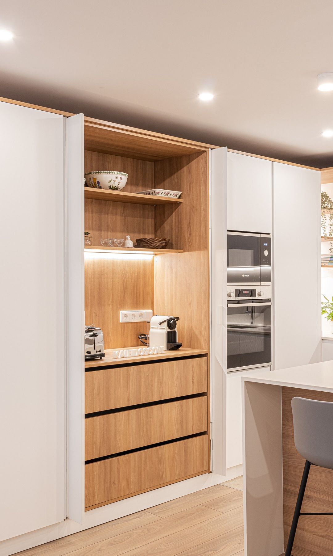 Cocina con armario desayunador iluminado