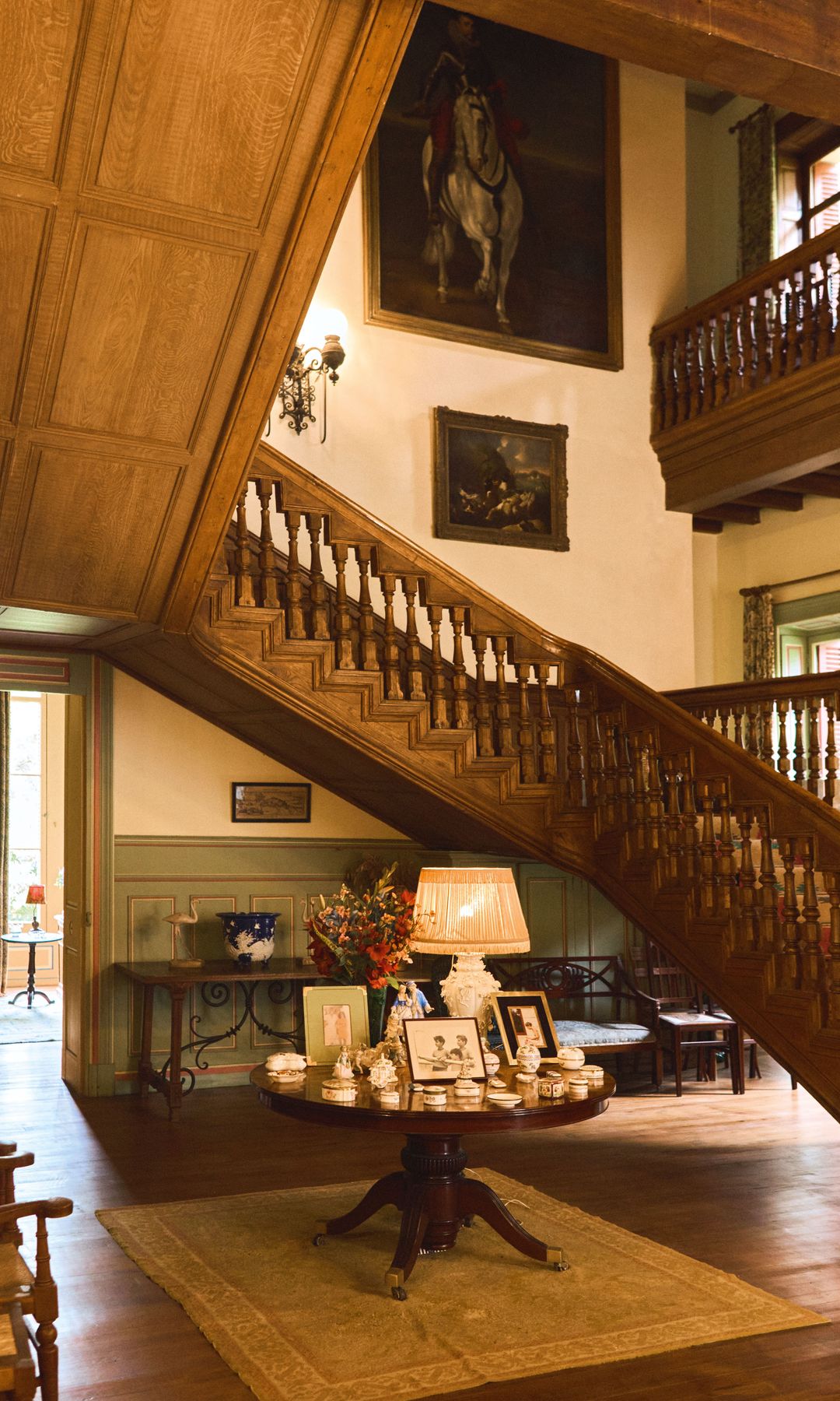 Una salita junto a la escalera en el interior del Palacio de Arbaizenea