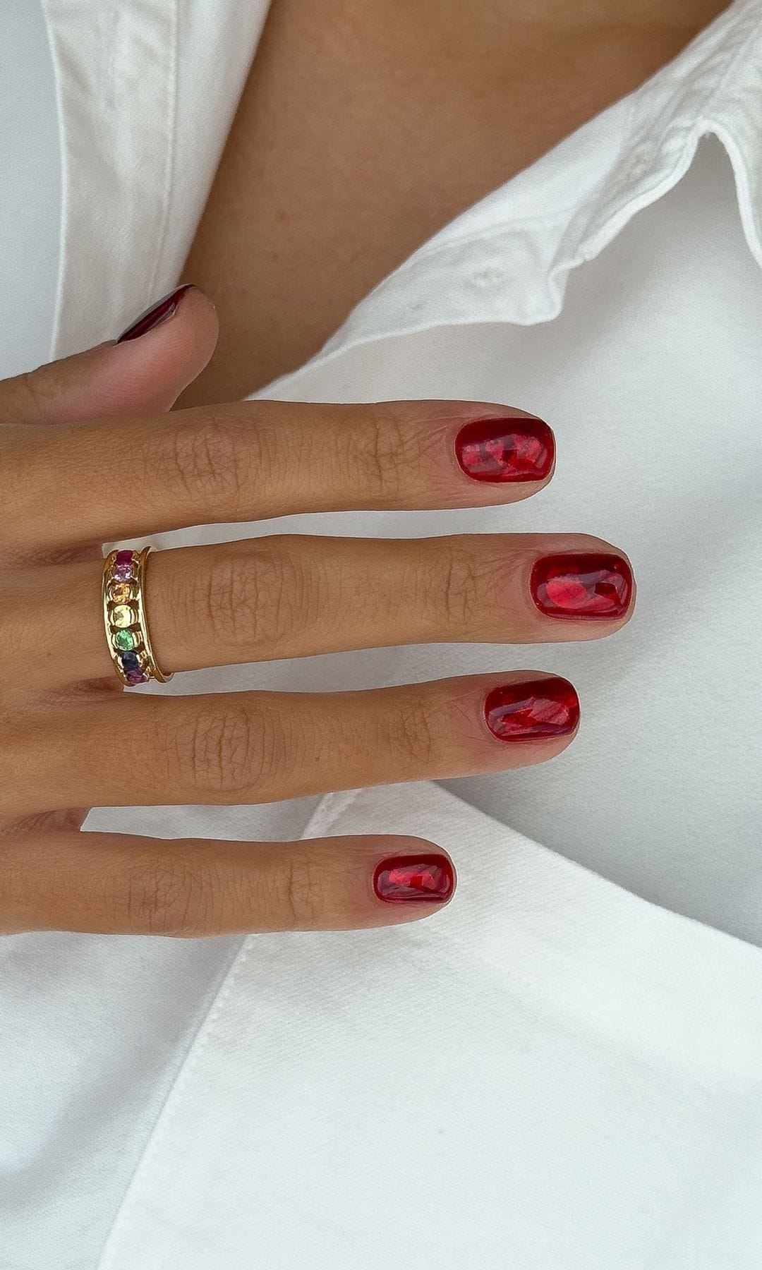 Manicura roja efecto ojo de gato