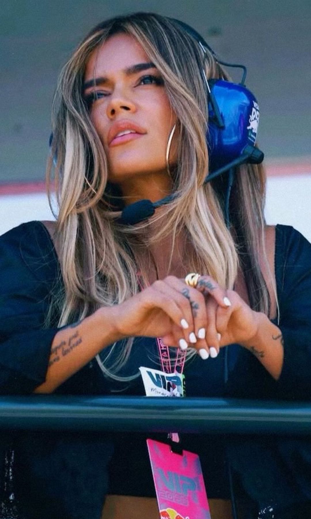 La manicura blanca de Karol G