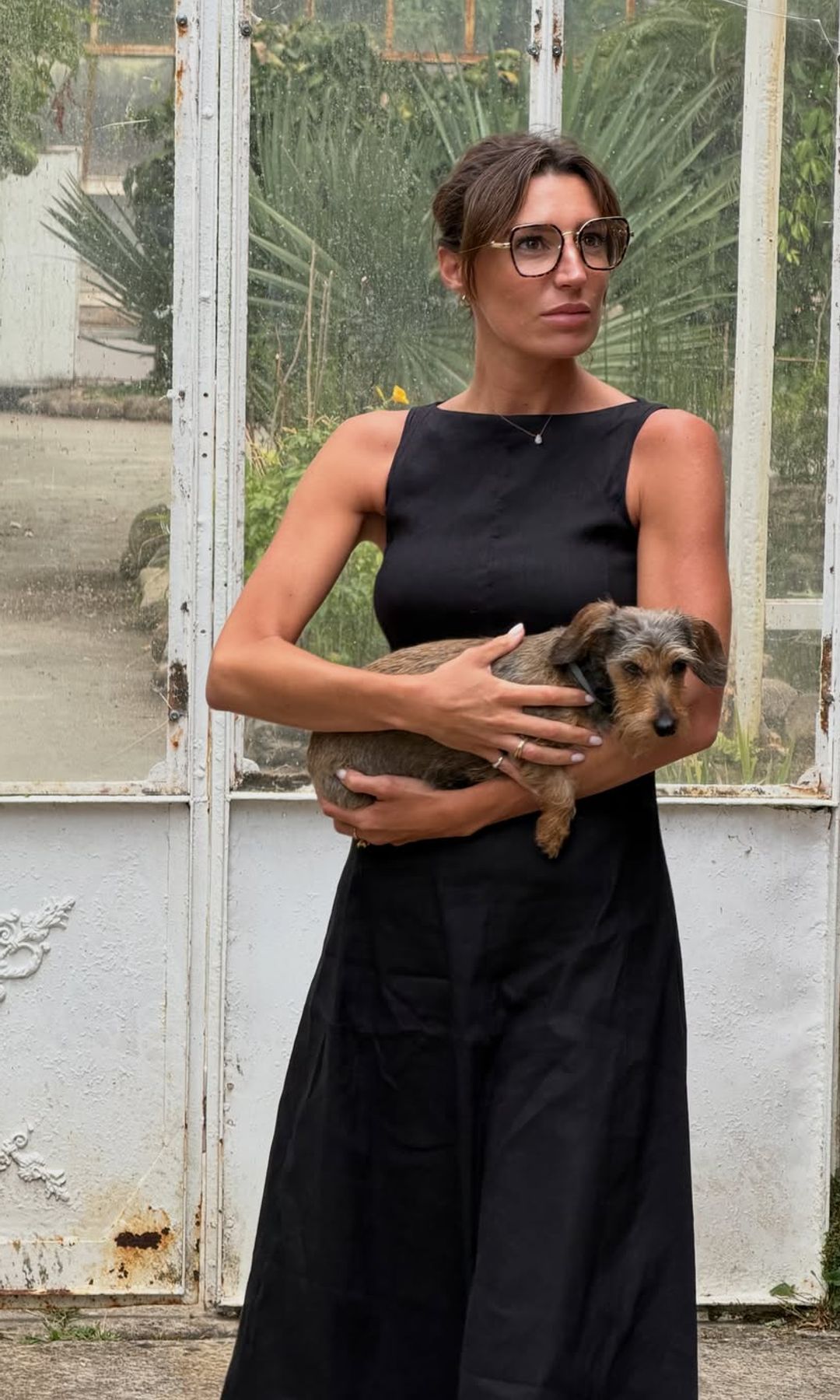 Eugenia Osborne en Galicia con vestido negro de Massimo Dutti