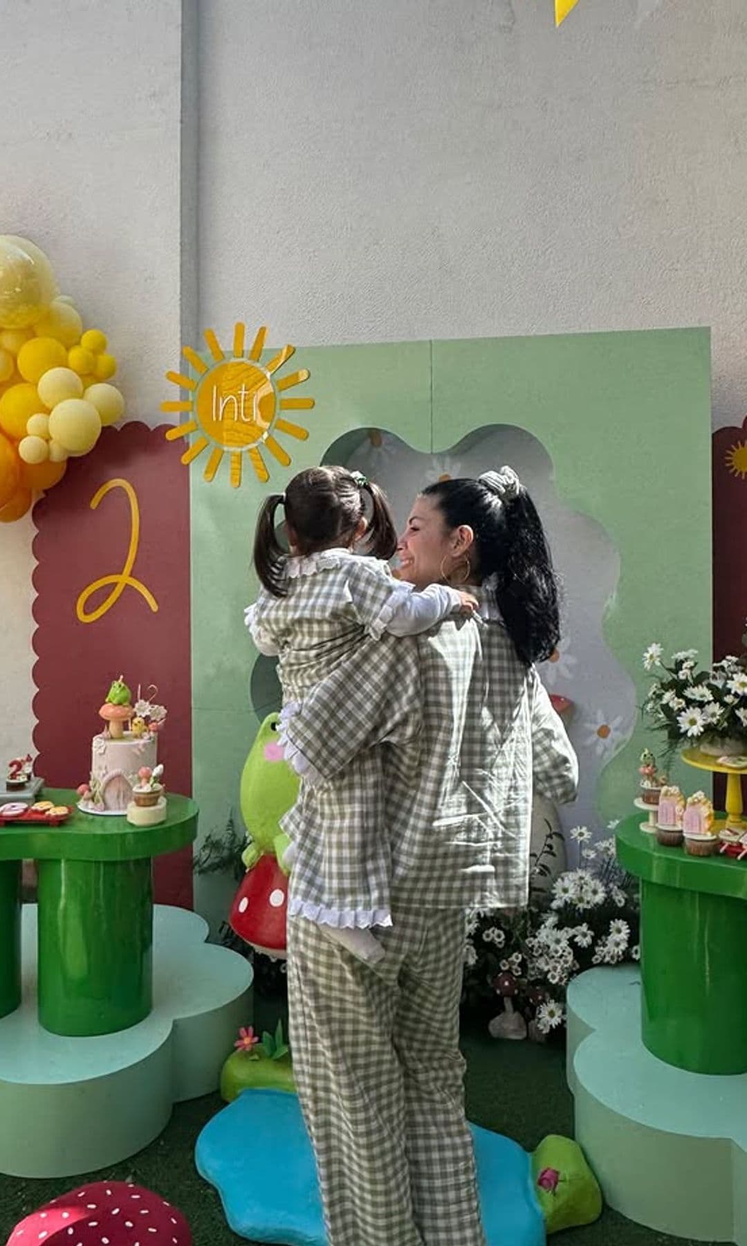 Cazzu se dejó ver de lo más feliz junto a su hija Inti, en plena celebración