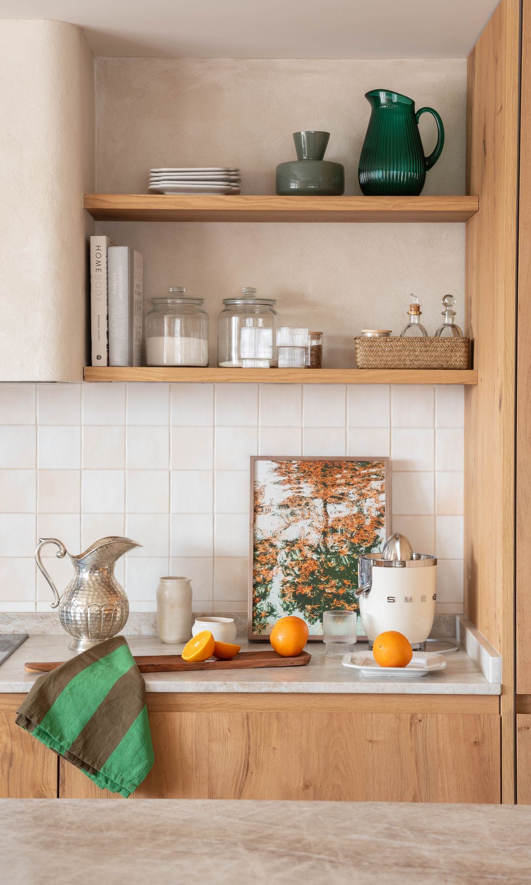 Cocina con estantes