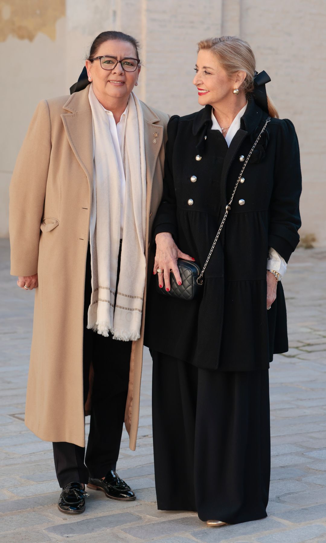 Plano entero de María del Monte con Inmaculada Casal en unos premios en Sevilla