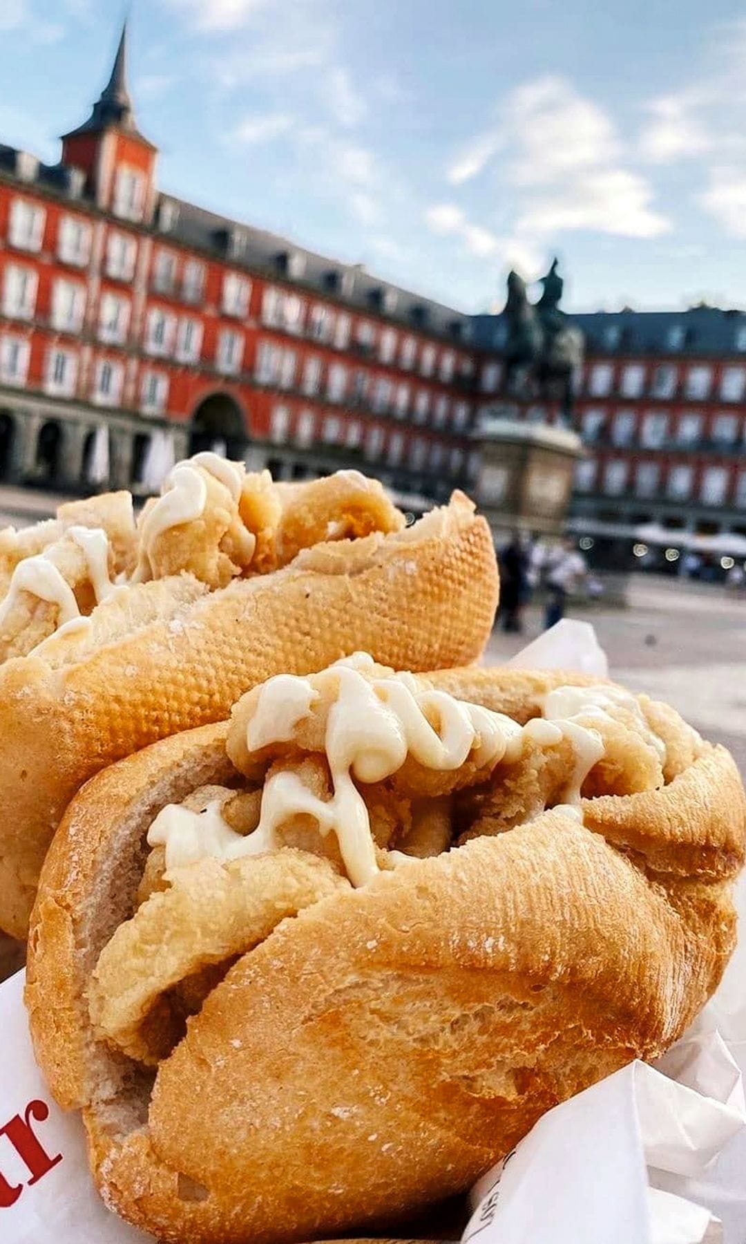 Tradicional bocata de calamares de La Campana en la plaza Mayor de Madrid