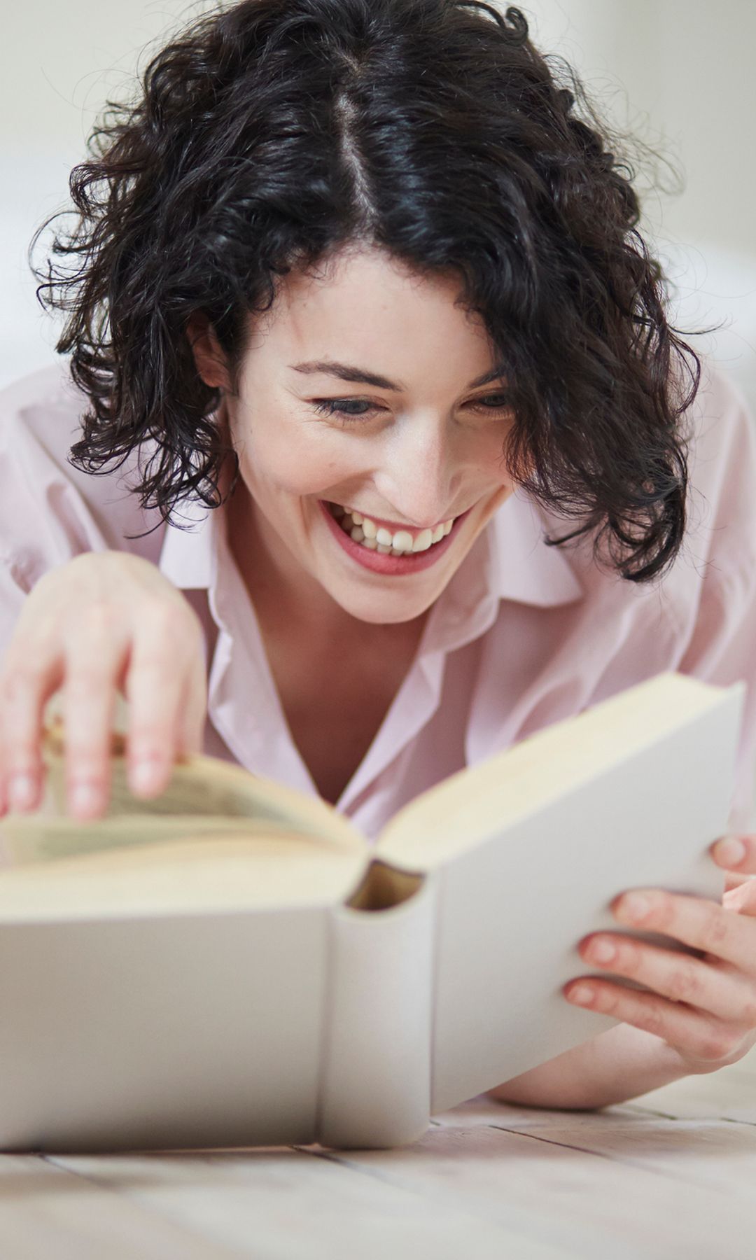 Mujer leyendo feliz