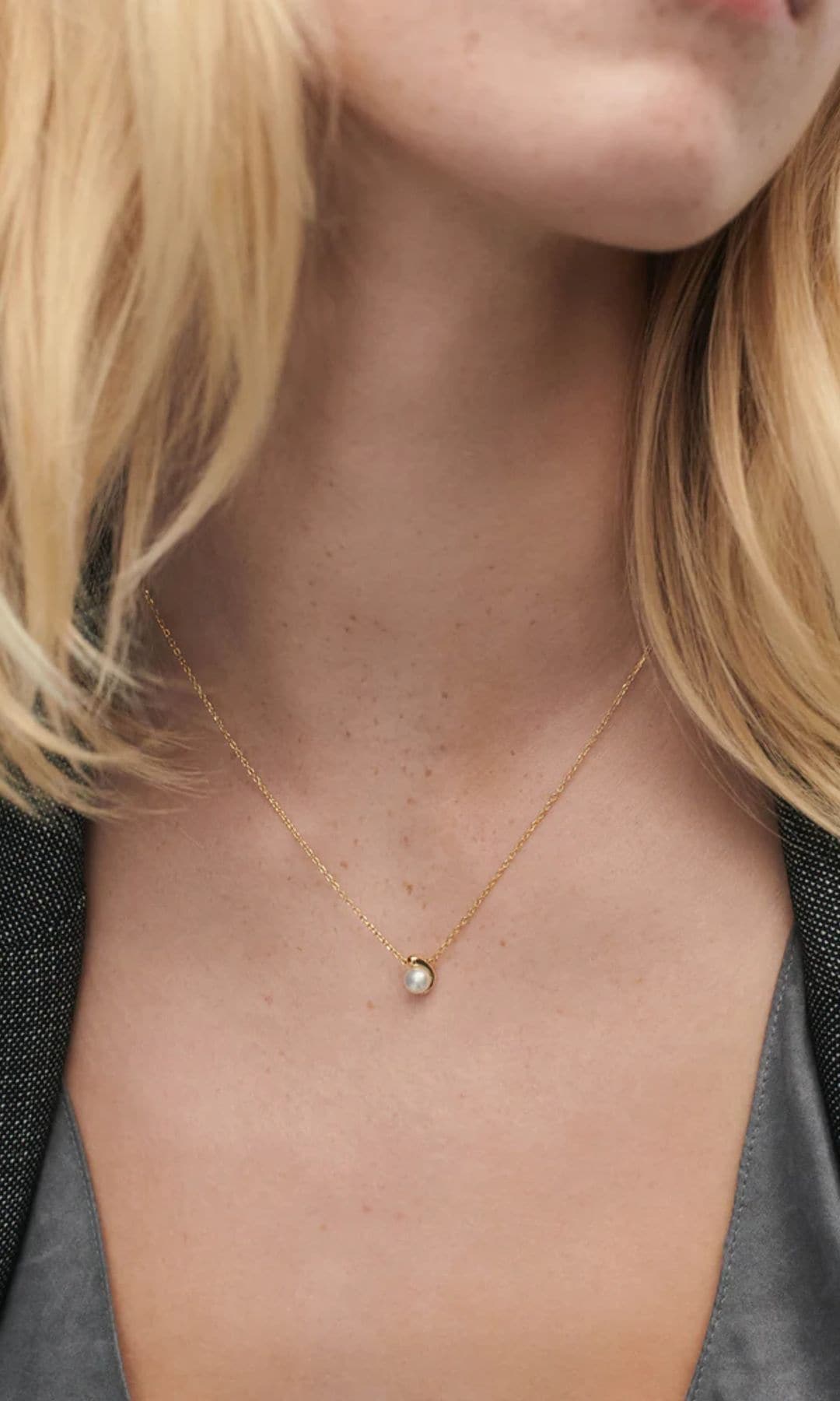 Collar solitario de perla de PdPaola (89 euros).