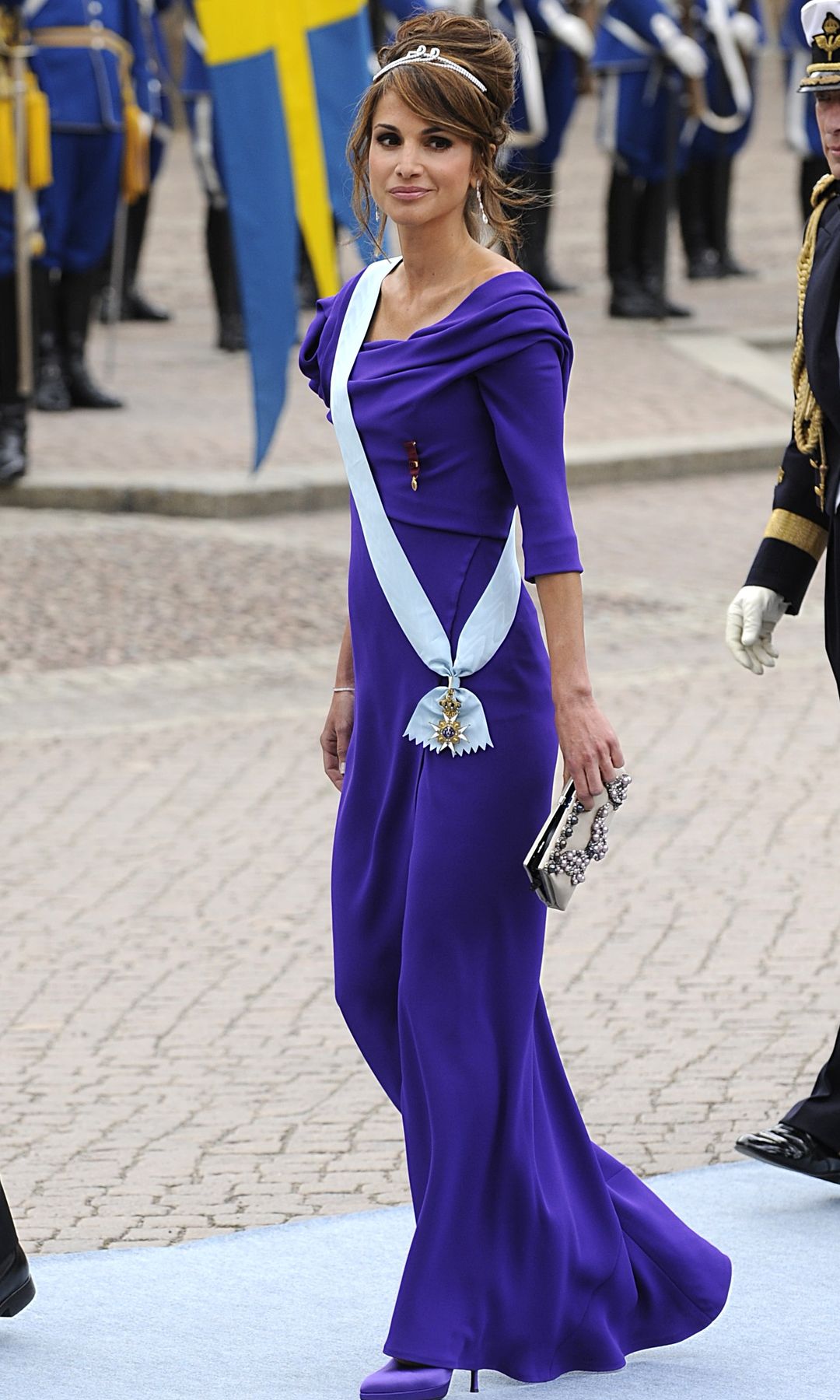 Rania de Jordania cumple 56 años entre la elegancia oriental y la vanguardia: los looks de gala que la convirtieron en un icono de moda