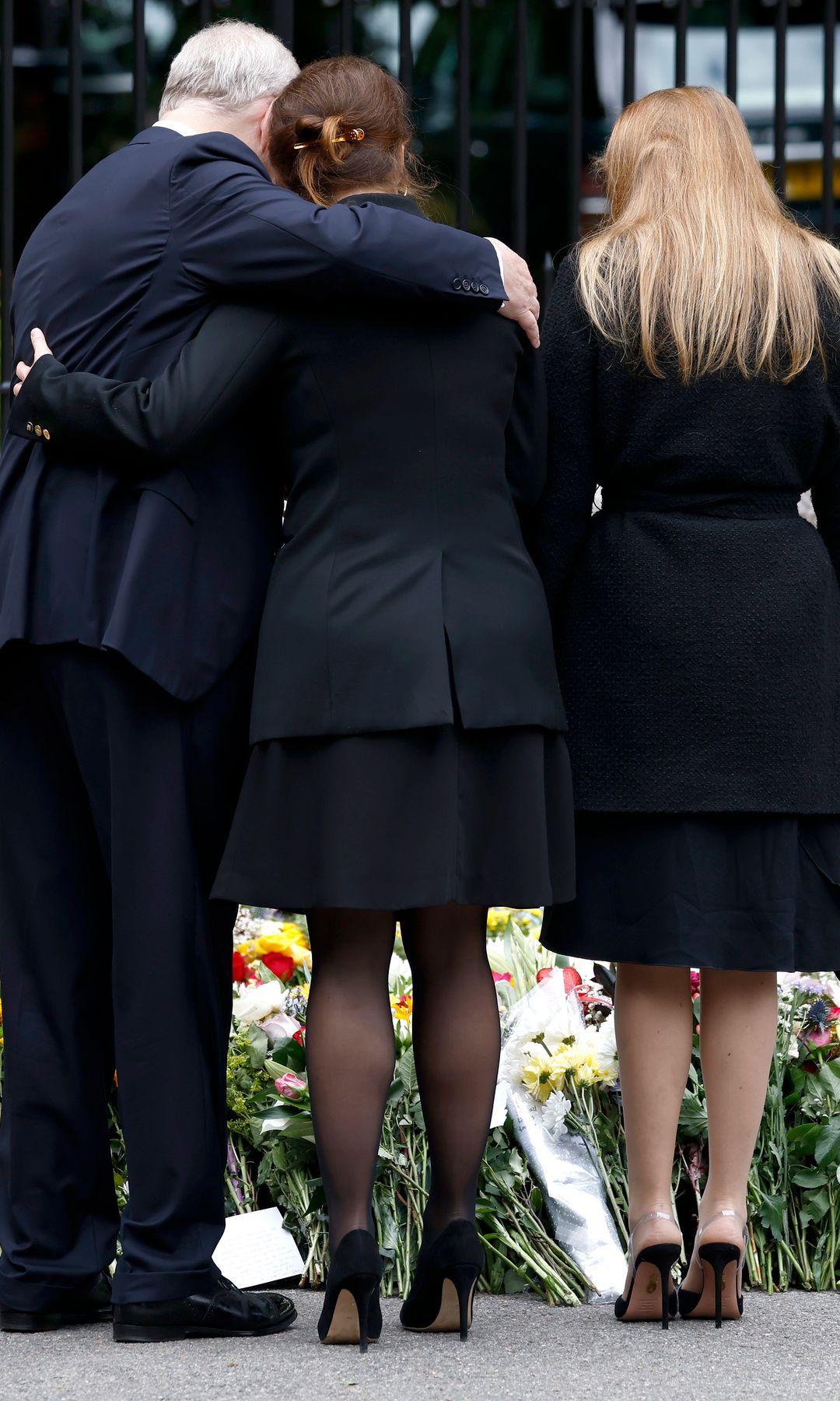 El duque de York consuela a sus hijas tras la muerte de Isabel II