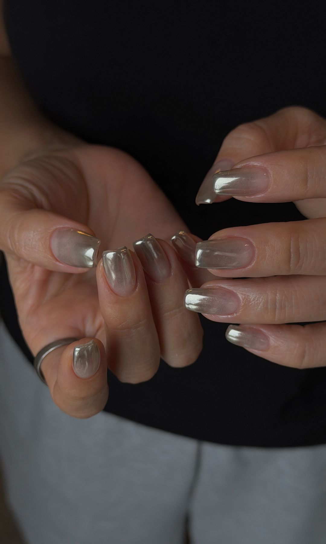 Manicura plateada con efecto degradado en las puntas