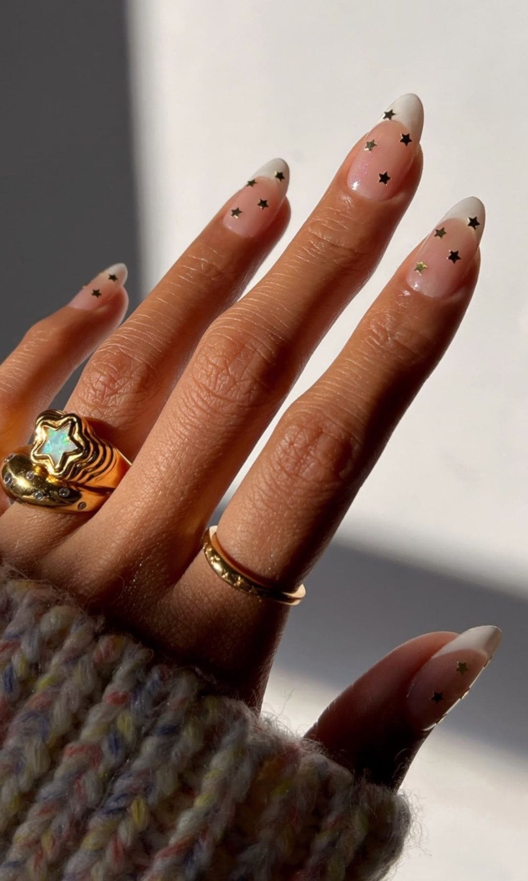 Manicura francesa con estrellas