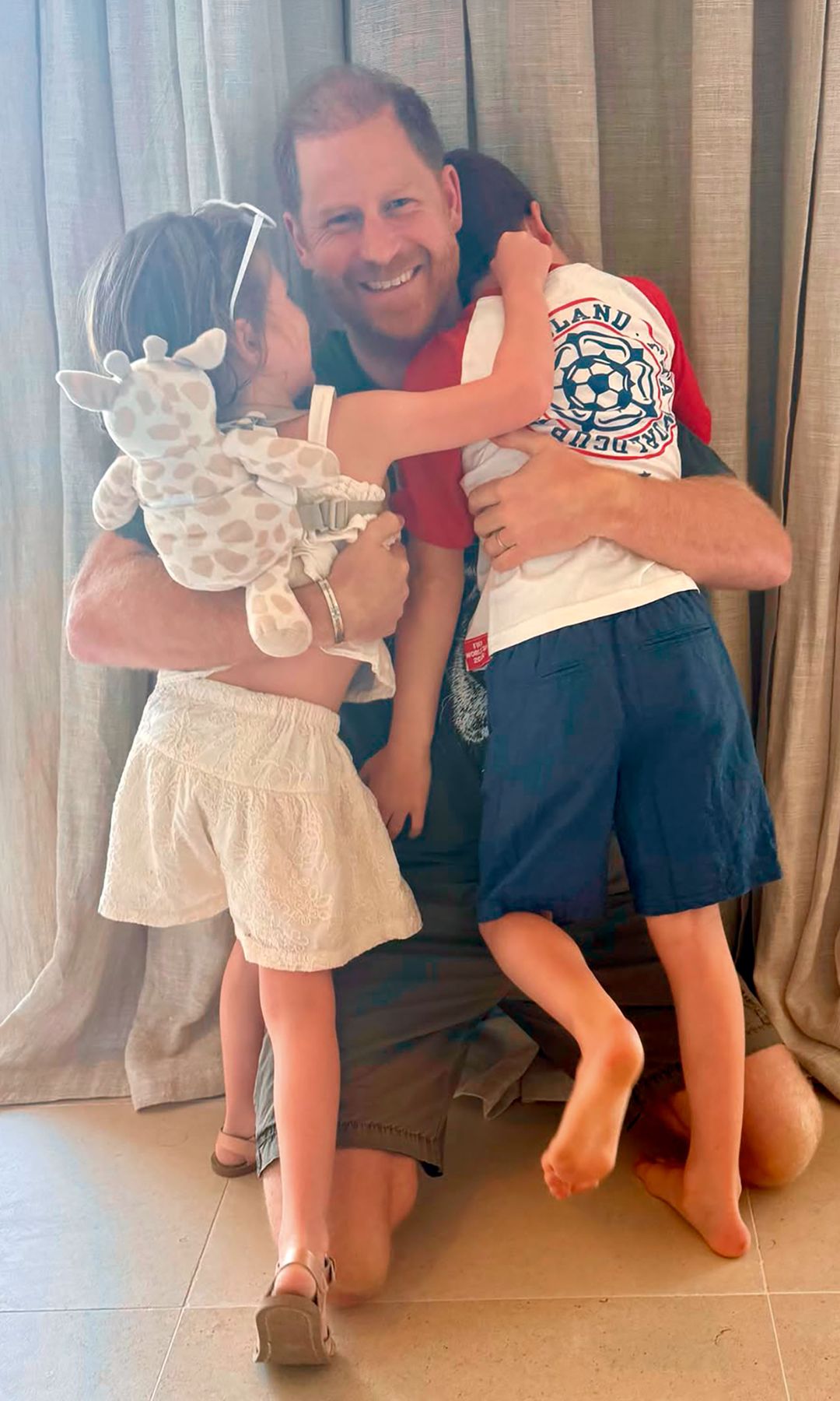 El príncipe con sus hijos, Archie y Lilibet, con los que regresó, el pasado mes de julio, al Reino Unido, en una visita que se convirtió en el reencuentro más emotivo del verano (el Rey volvía a ver a sus nietos después de cuatro años)