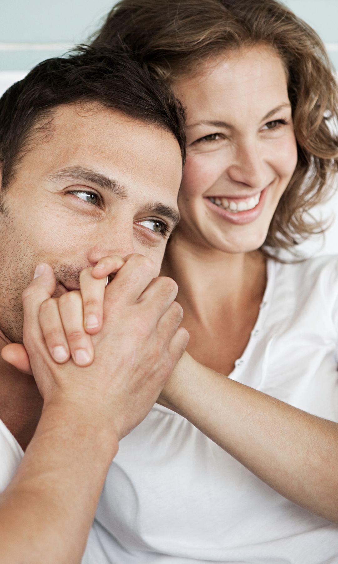 Pareja besándose y feliz