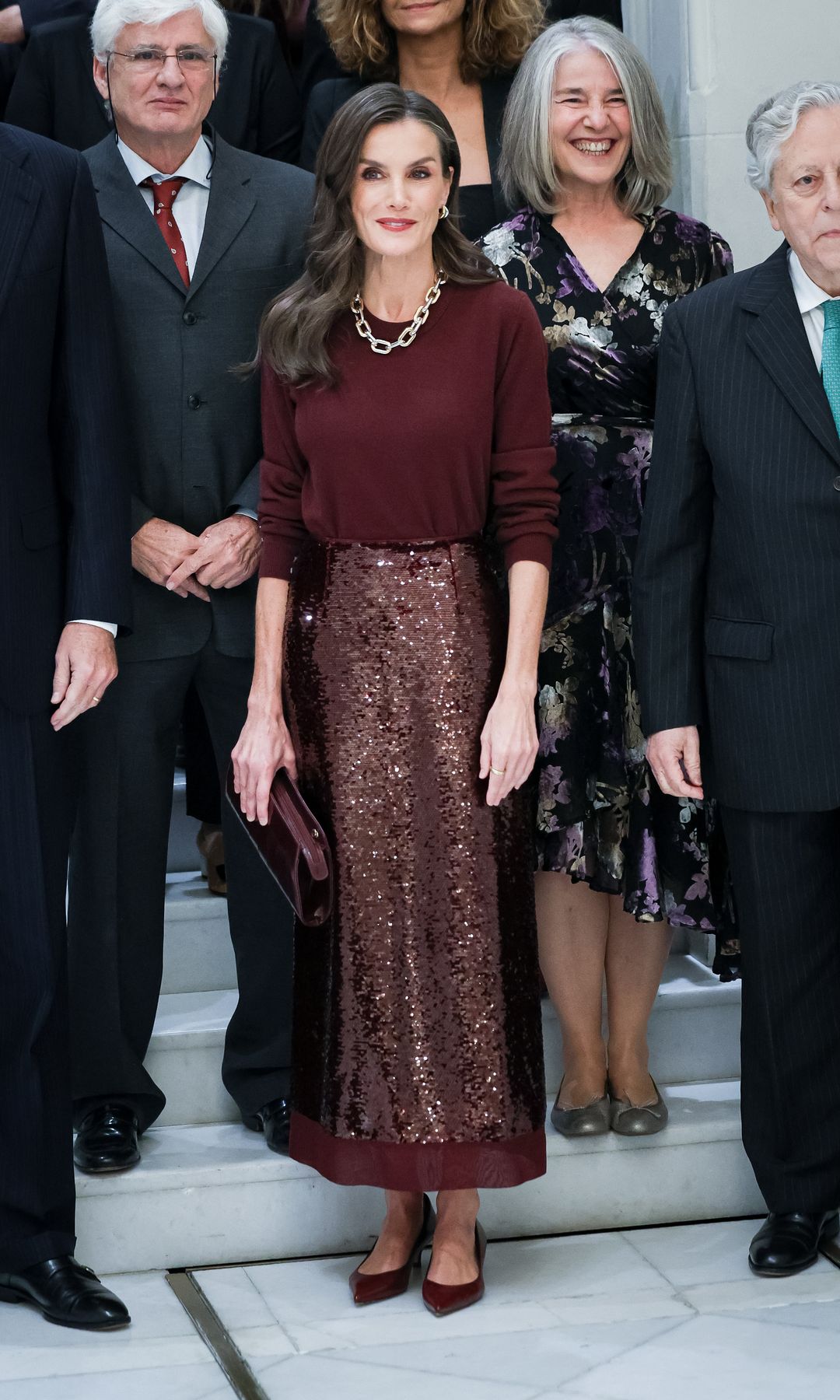 La reina Letizia eligió un look monocromático en borgoña para asistir al Premio de Periodismo. 