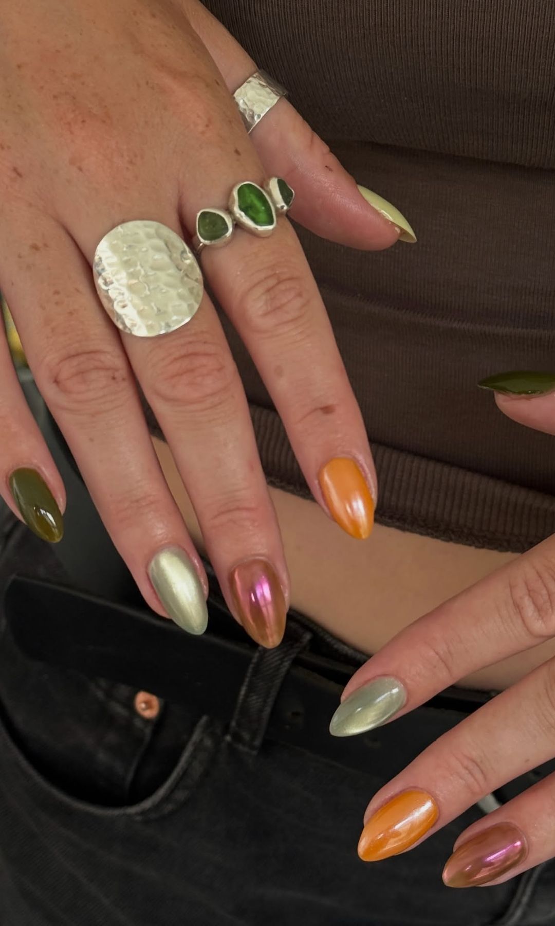 Manicura multicolor cromada