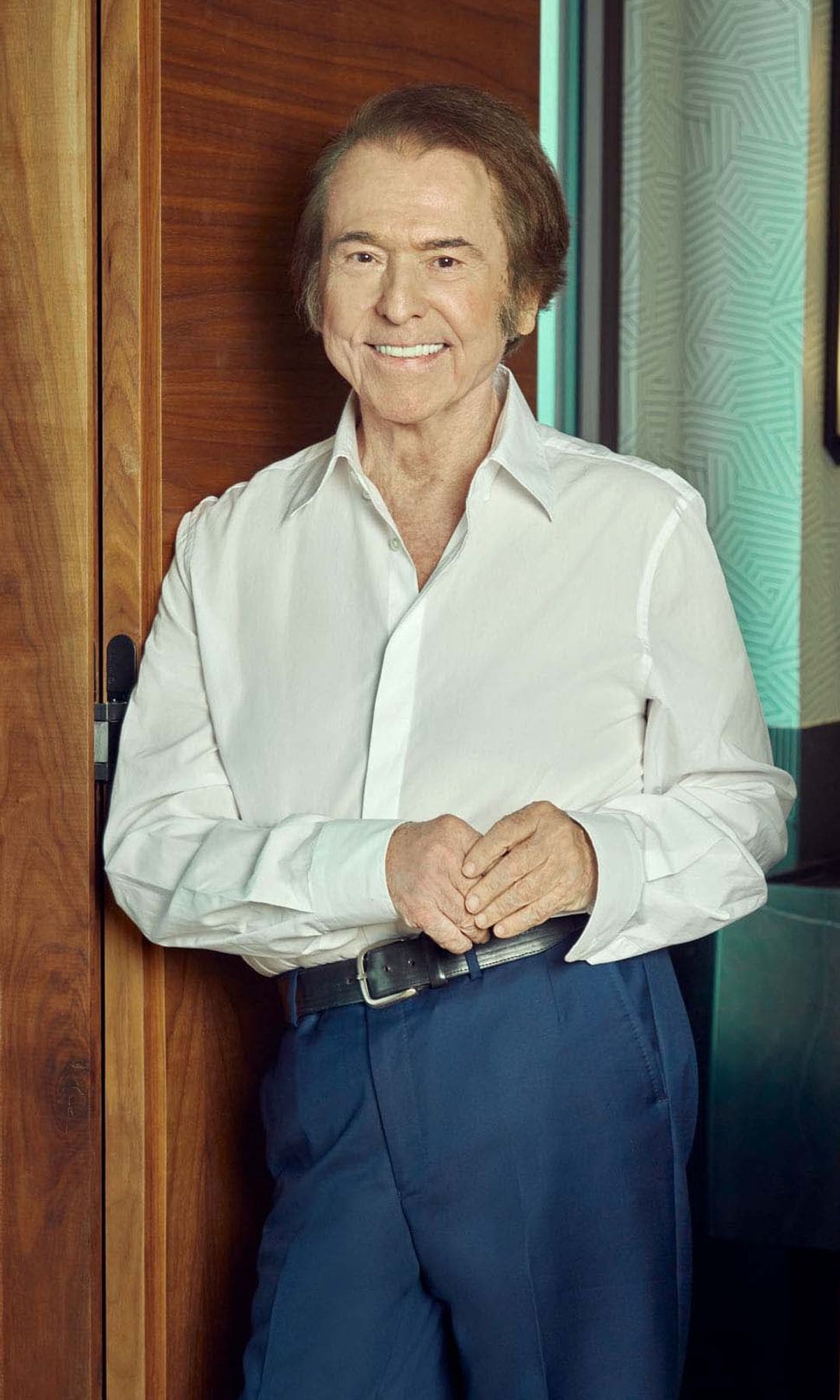 Más de 80 millones de discos vendidos, candidato tres veces a los Premios Grammy, atesora más de 350 discos de oro y 50 de platino, el Rey Don Juan Carlos le nombró Excelentísimo Señor Comendador de Isabel la Católica. Es hijo predilecto de México, Colombia, Chile, Argentina, Venezuela o Perú… Desde que consiguió, en Salzburgo, el premio a la mejor voz infantil de 1952 y, diez años después, se alzara con el primer puesto del Festival de Benidorm, Raphael no ha parado de cantar y recibir premios. "Seguir y seguir mientras quede garganta" es el mantra. Y también, la meta