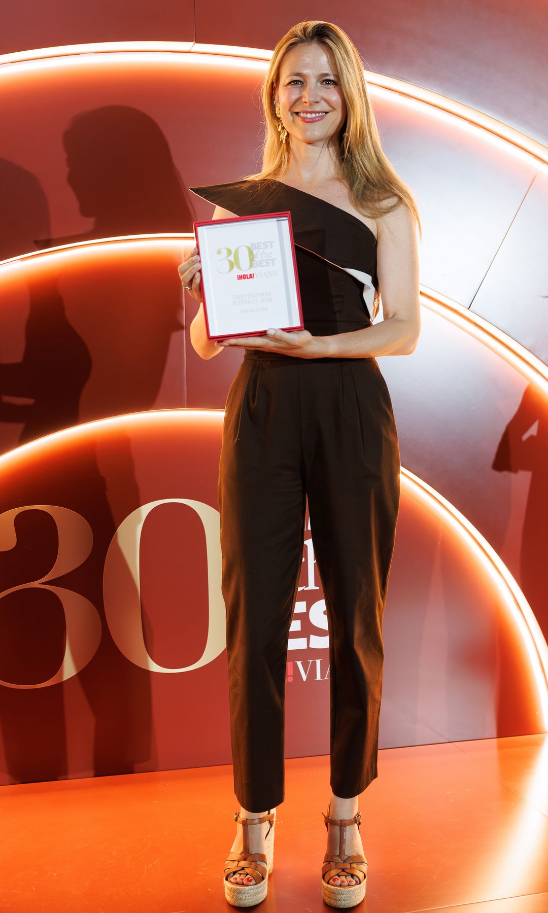 Teresa Astolfi, Delegada de la Junta de Andalucía en Madrid, recibo el premio como Destino más icónico