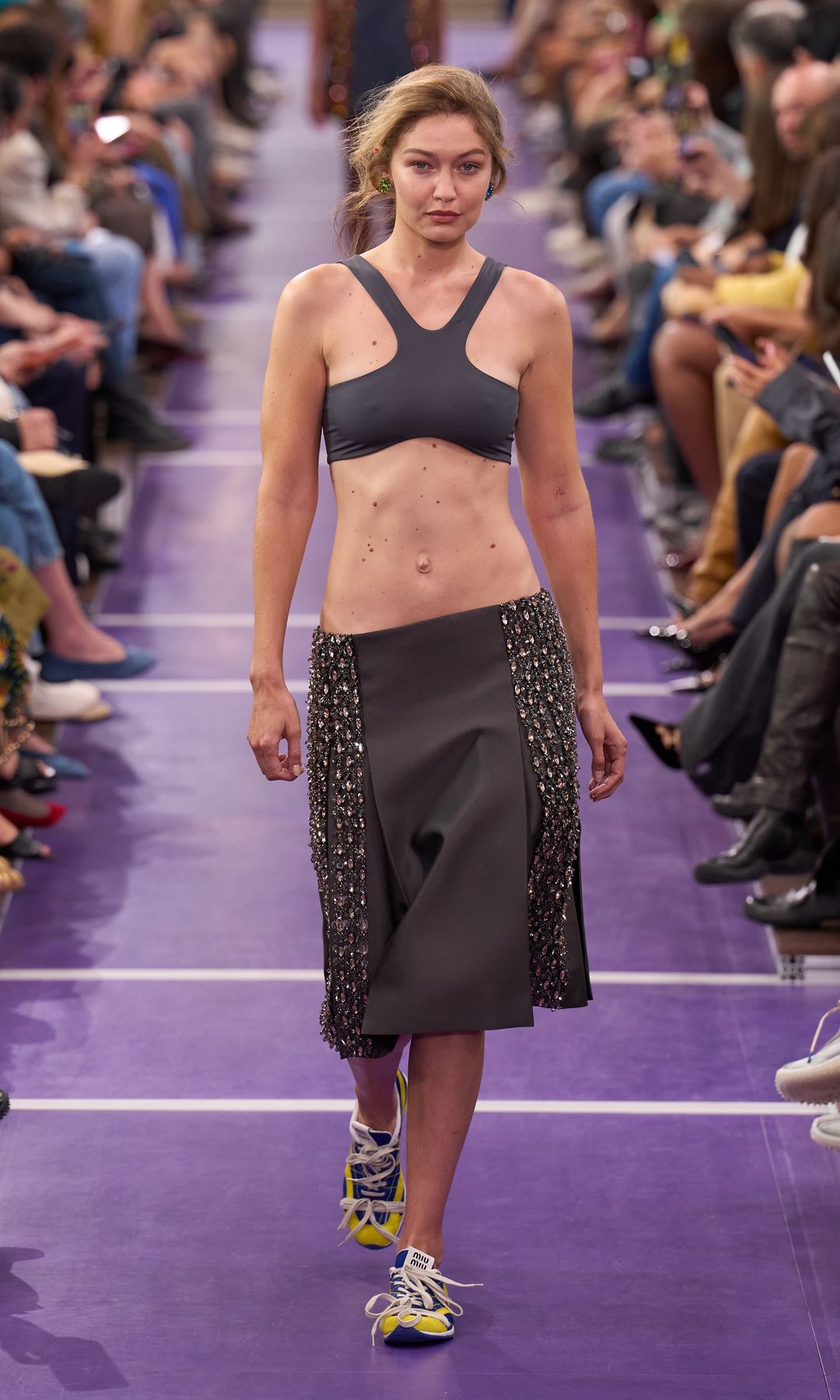 Del look deportivo de Gigi Hadid que se volvió viral a la elegancia de una ganadora del Oscar: el 'casting' de estrellas de Miu Miu en su desfile más aerodinámico