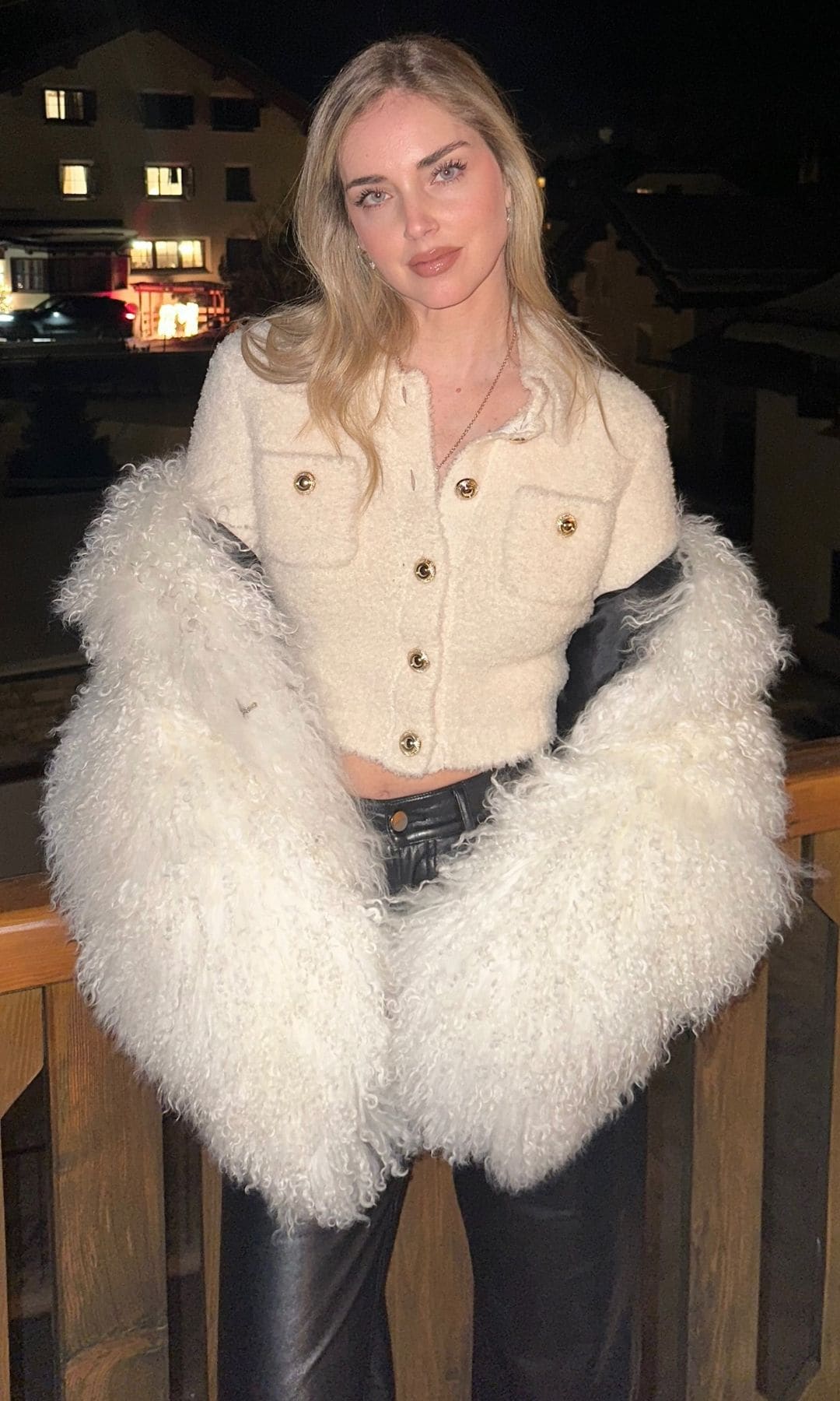 Chiara Ferragni con look de abrigo de pelo