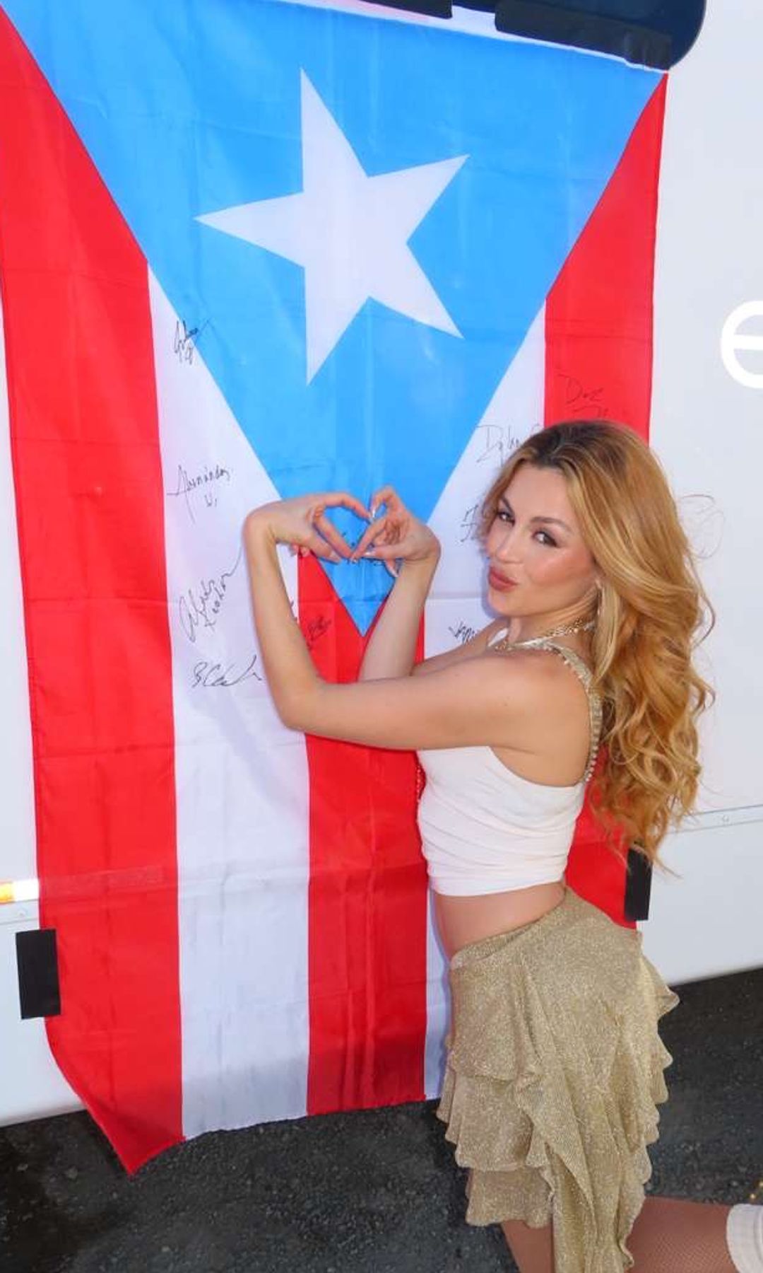 La bailarina Júlia Pericas a punto de salir a bailar con Bad Bunny en el show de la Supero Bowl