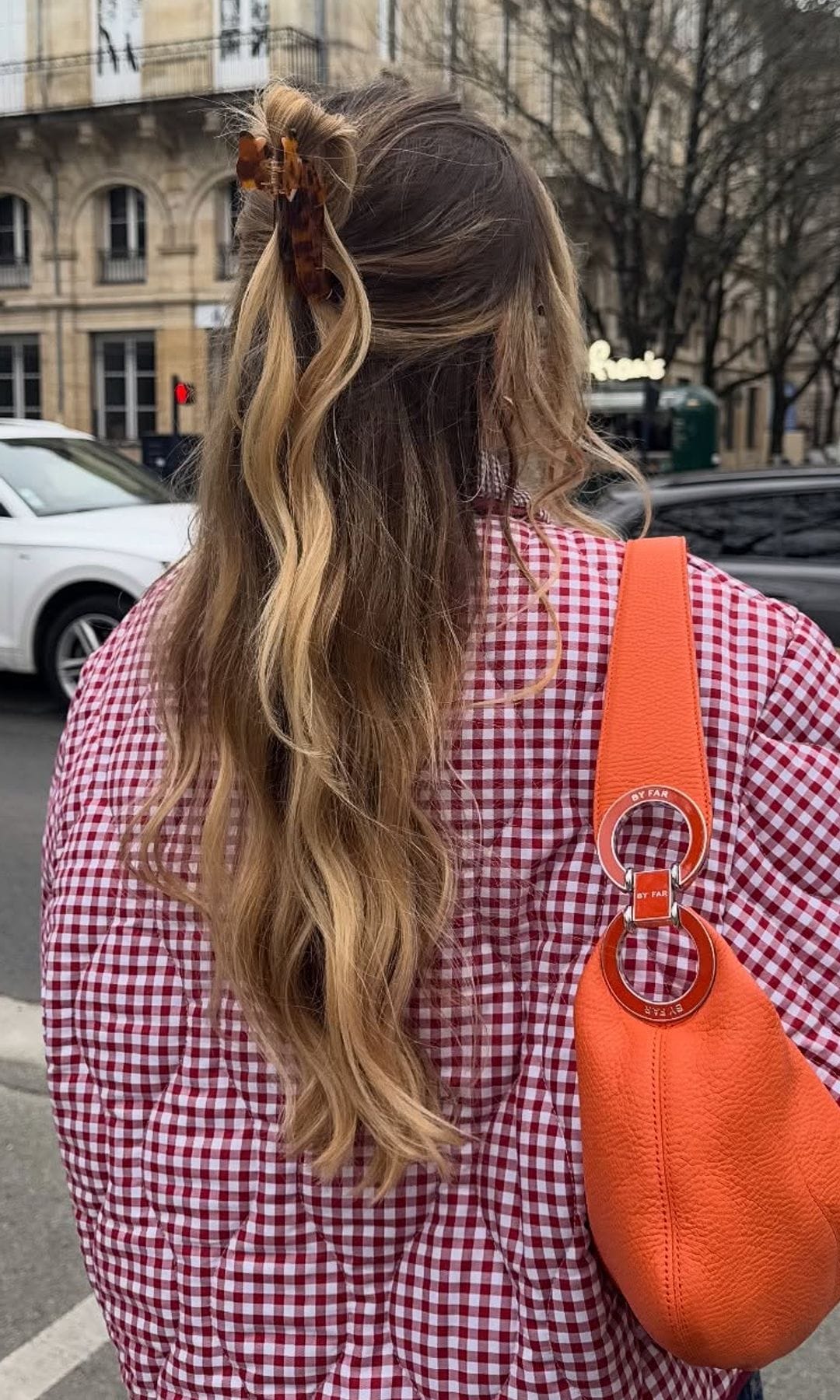 Mujer con semirrecogido