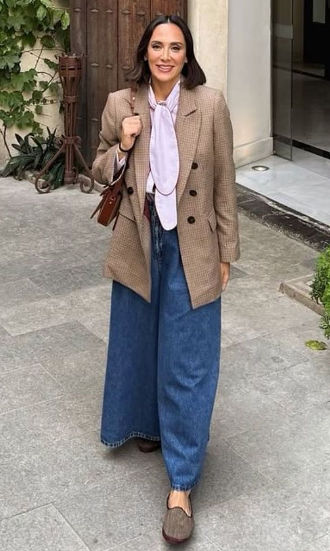 Tamara Falcó se adelanta al otoño y desvela sus claves para vestir ligera y elegante en estas semanas complicadas de cambios de temperatura