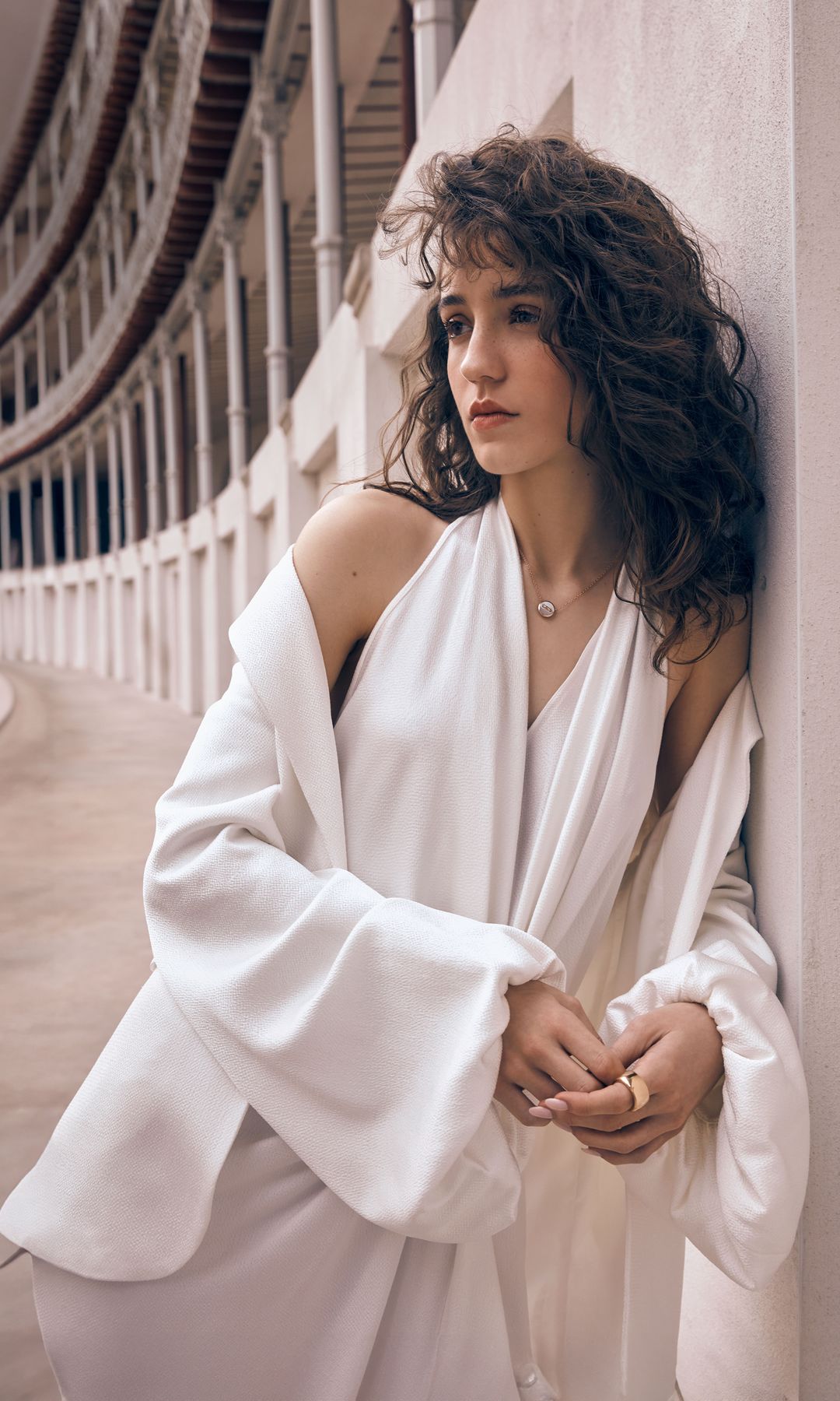 Vestido y chaqueta de Silvia Tcherassi y joyas de Pomellato