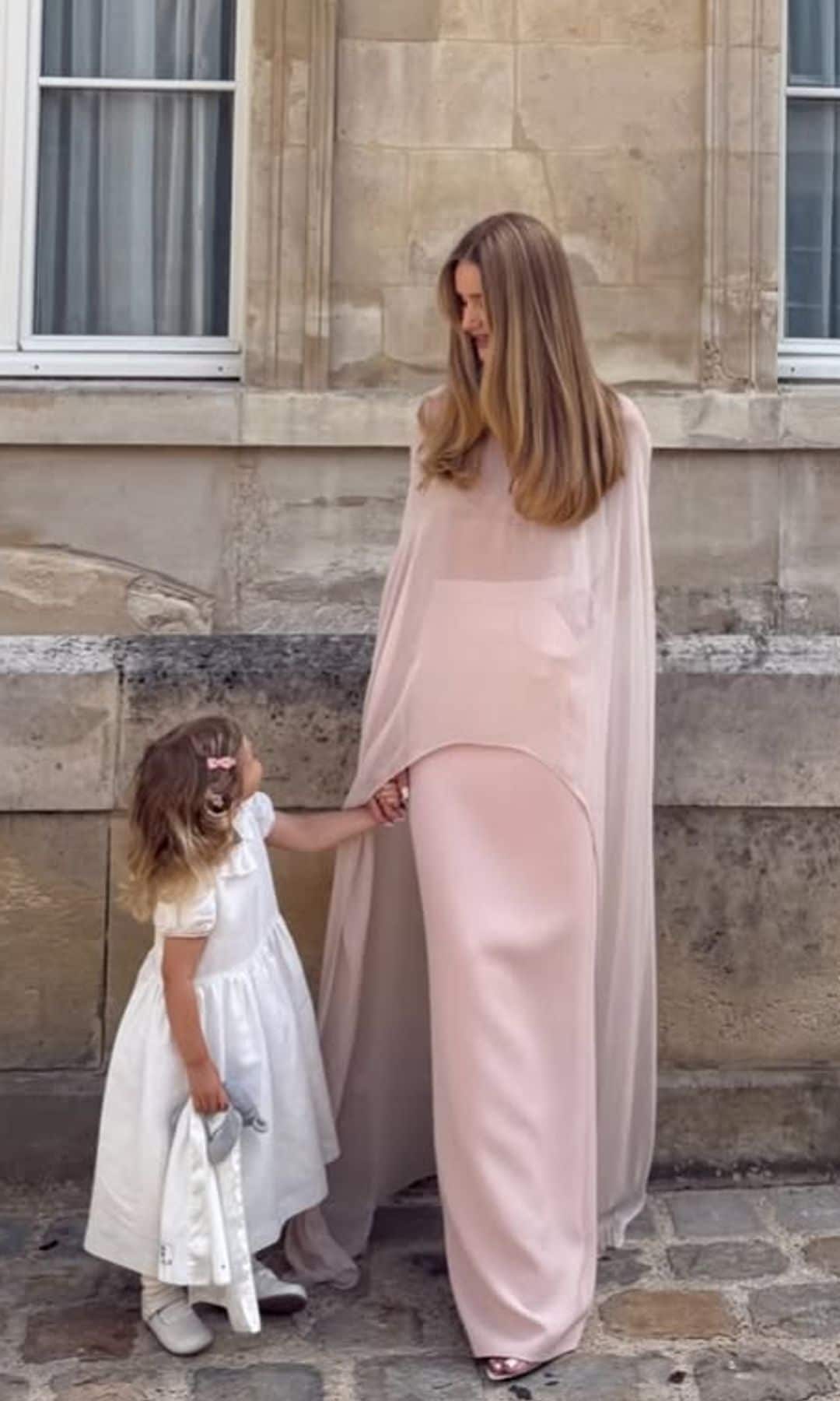 Rosie Huntington-Whiteley y su madre, espectaculares en la boda de su hermano con un look que adelantó Mango