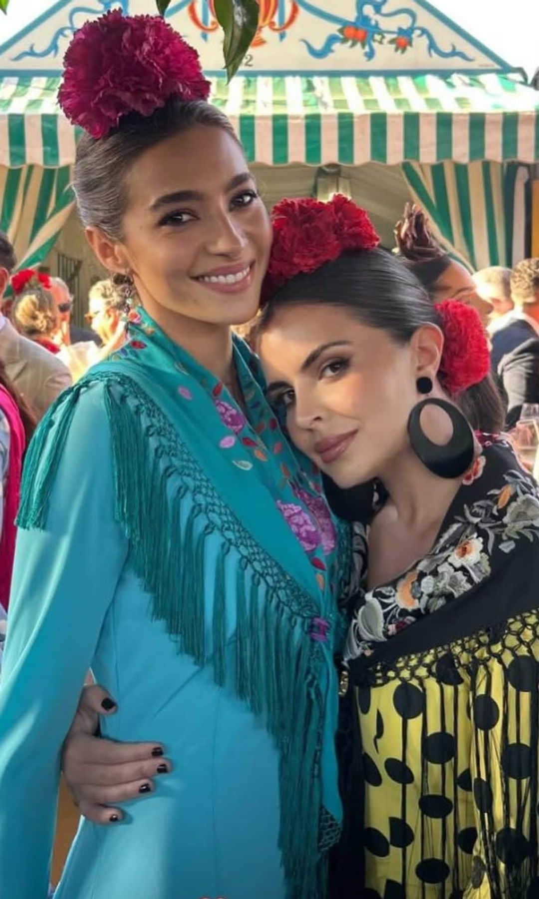 Rocio Crusset con una amiga en la Feria de Abril