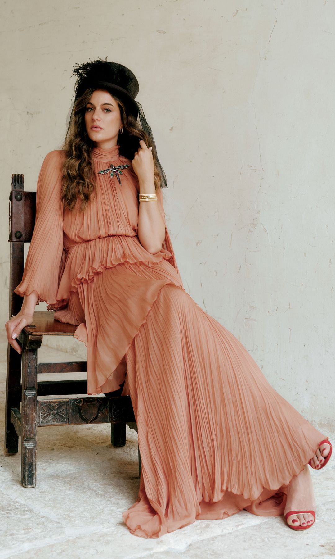 Glamour sin artificios: Cleopatra zu Oettingen-Spielberg encarna el encanto más delicado con vestido, de Ze García; sandalias, de Gianvito Rossi; pulseras y pendientes, de Suarez; broche, de Barcena, y sombrero, de Mimoki