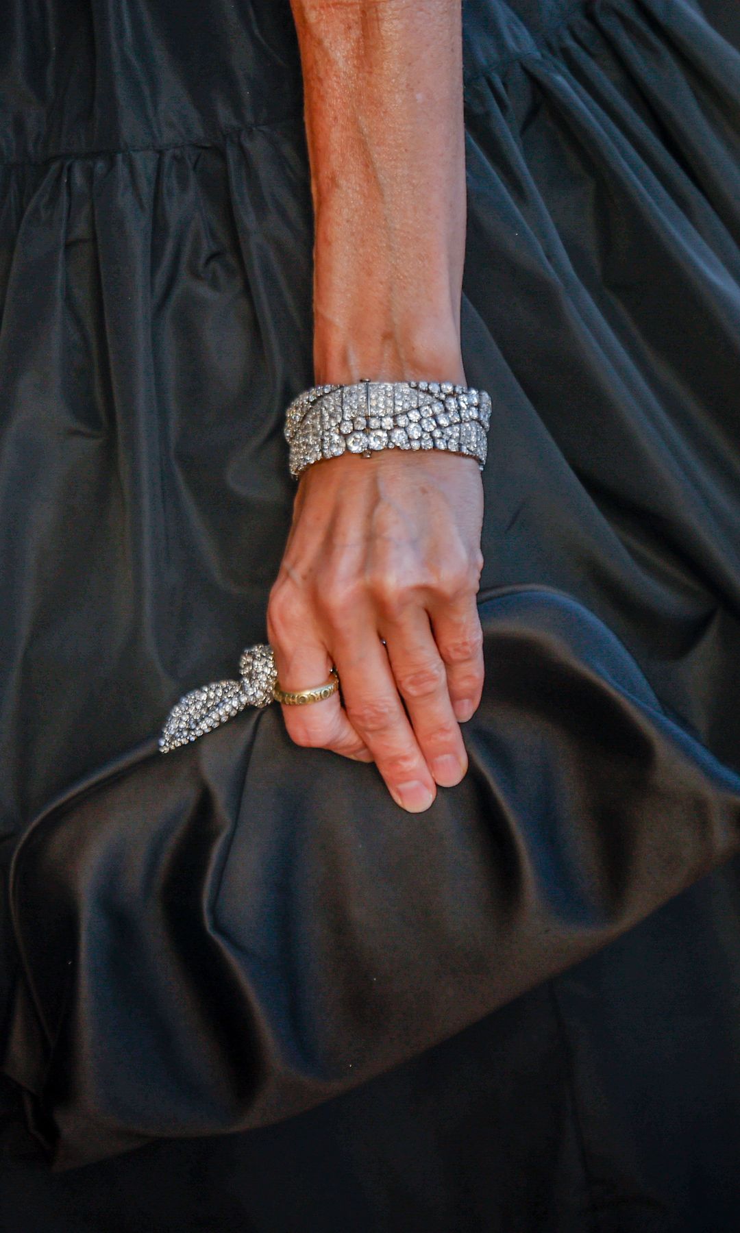 La reina Letizia con una de las pulseras gemelas de las joyas del pasar