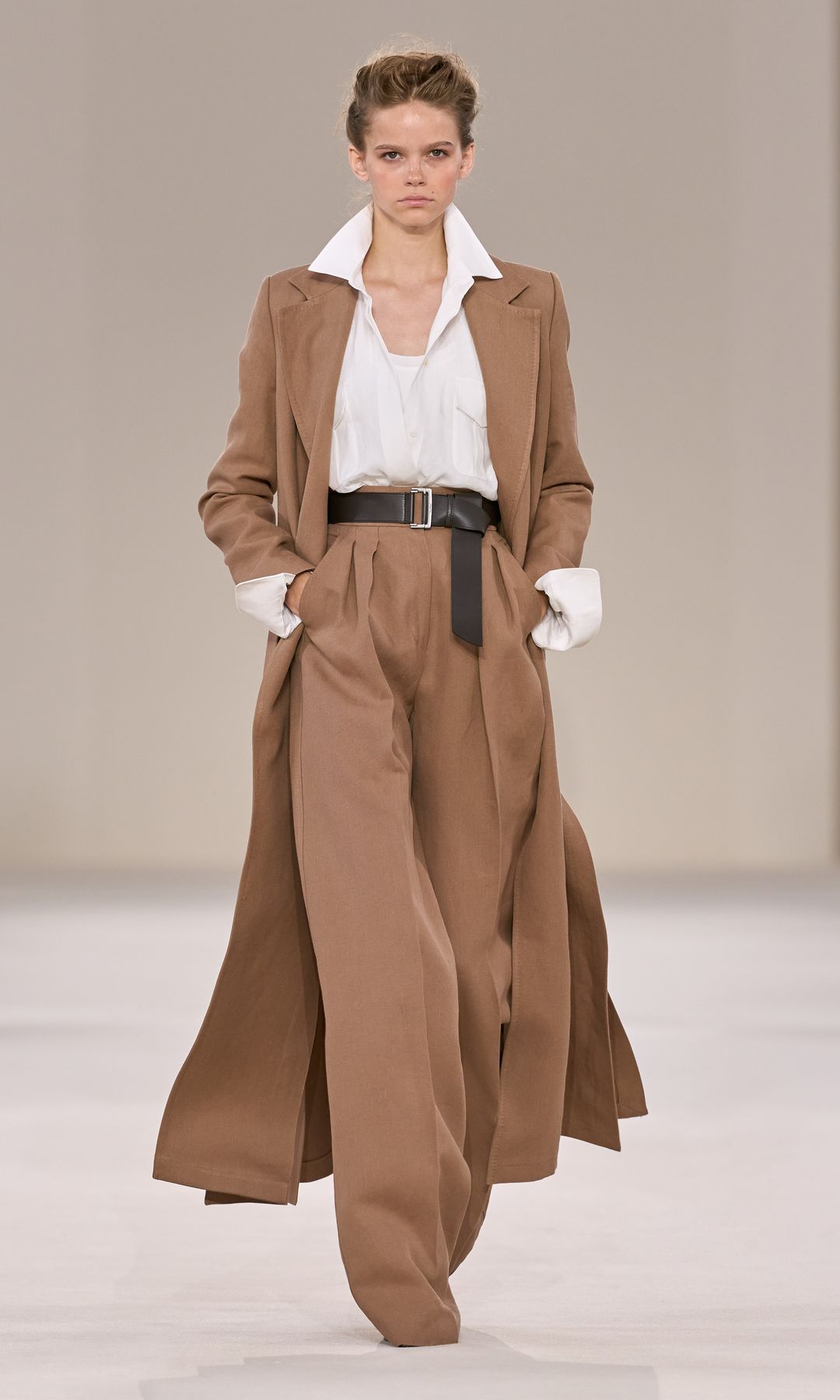 Independencia, movimiento y curiosidad: el armario cosmopolita de Max Mara para las amantes de los colores neutros