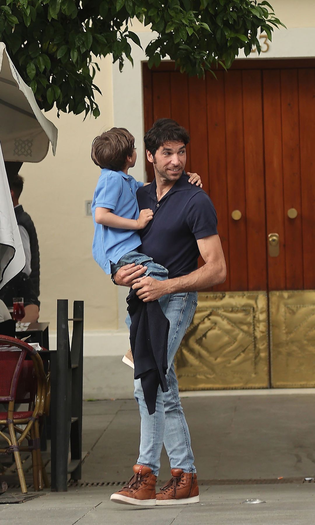 Cayetano Rivera con su hijo en brazos