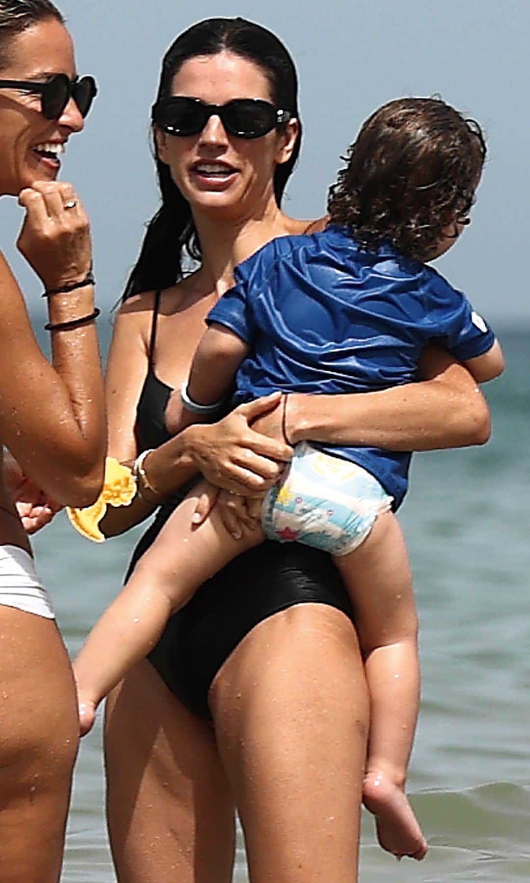 Sandra Gago con el pequeño Marco, con quien se dio un baño en el mar
