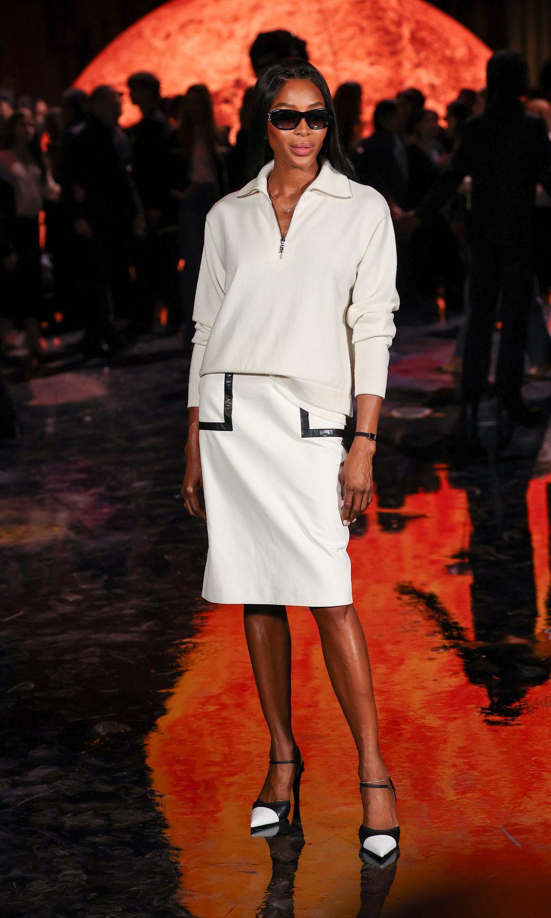 Naomi Campbell deslumbra con elegancia con un traje de dos piezas en color blanco, muy al estilo Chanel.