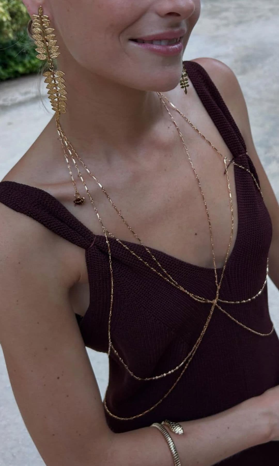 ¡HOLA! Fashion Esta invitada nos ha conquistado con su look donde las joyas son las protagonistas