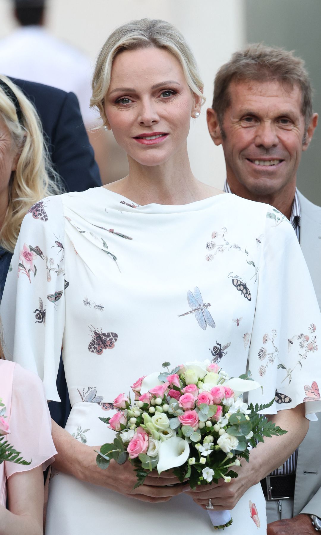 Charlene vuelve a cautivarnos con su último vestido blanco, donde cambia el encaje por un delicado estampado