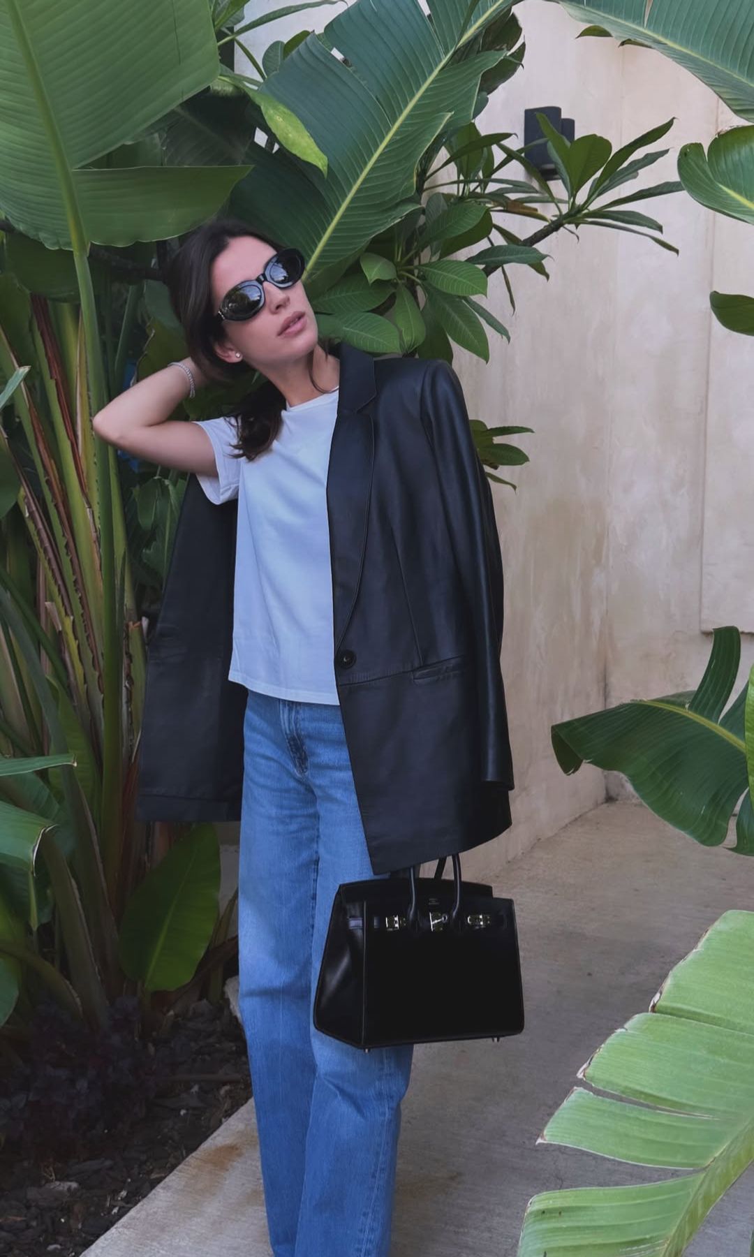 Sandra Gago derrocha estilo con una blazer efecto piel y vaqueros rectos para su escapada exprés a Marbella