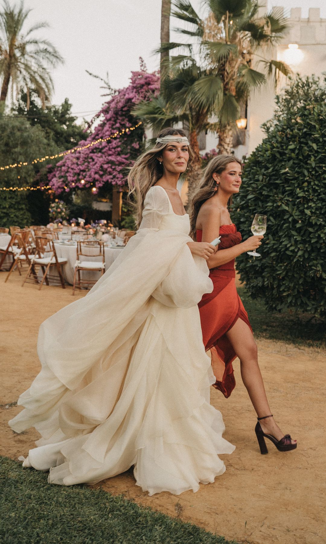 Pía, la invitada viral con vestido teja, junto a su hermana, la novia