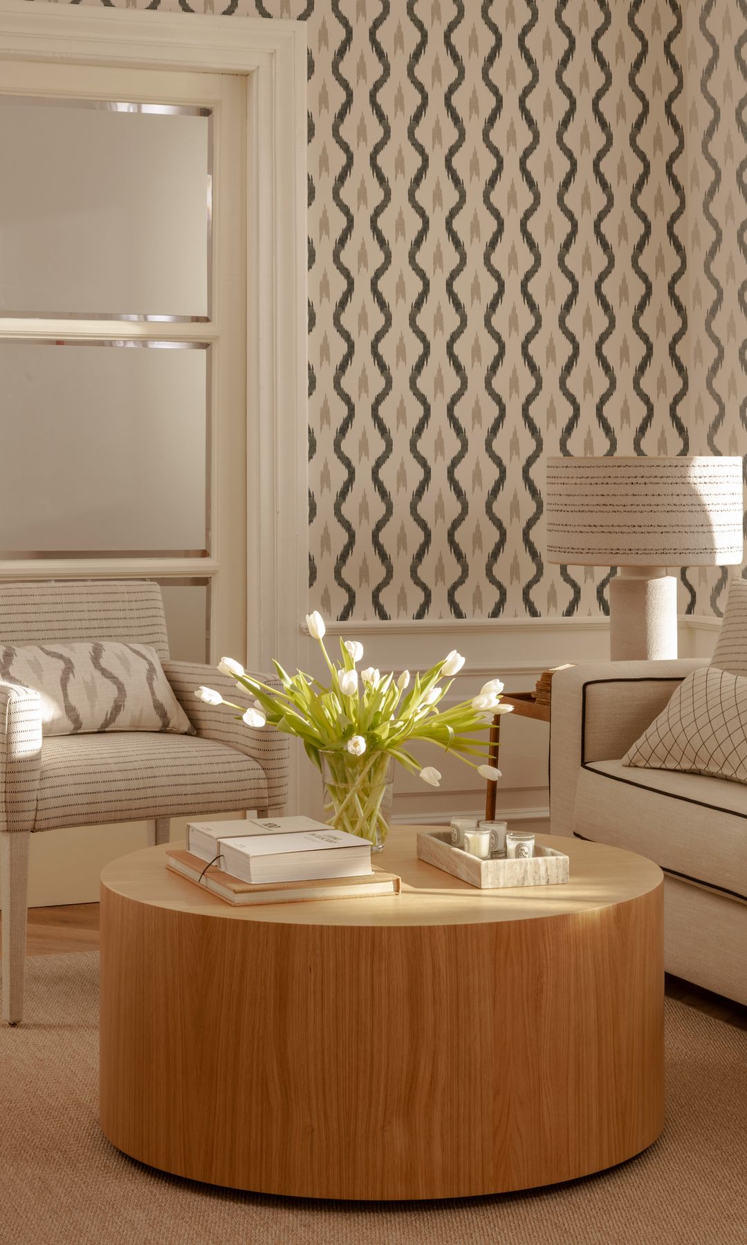 Salón decorado con papel pintado