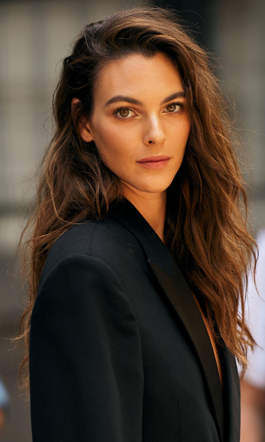 Vittoria Ceretti con pelo castaño cálido