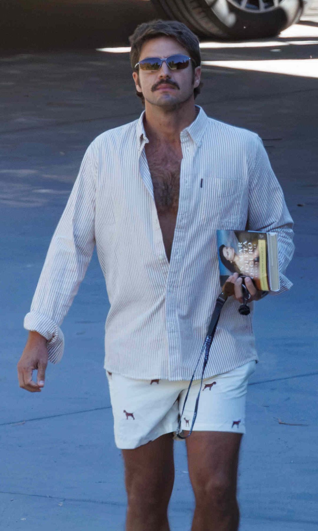 El actor con el libro 'Un mar violeta oscuro', de Ayanta Barilli en su mano