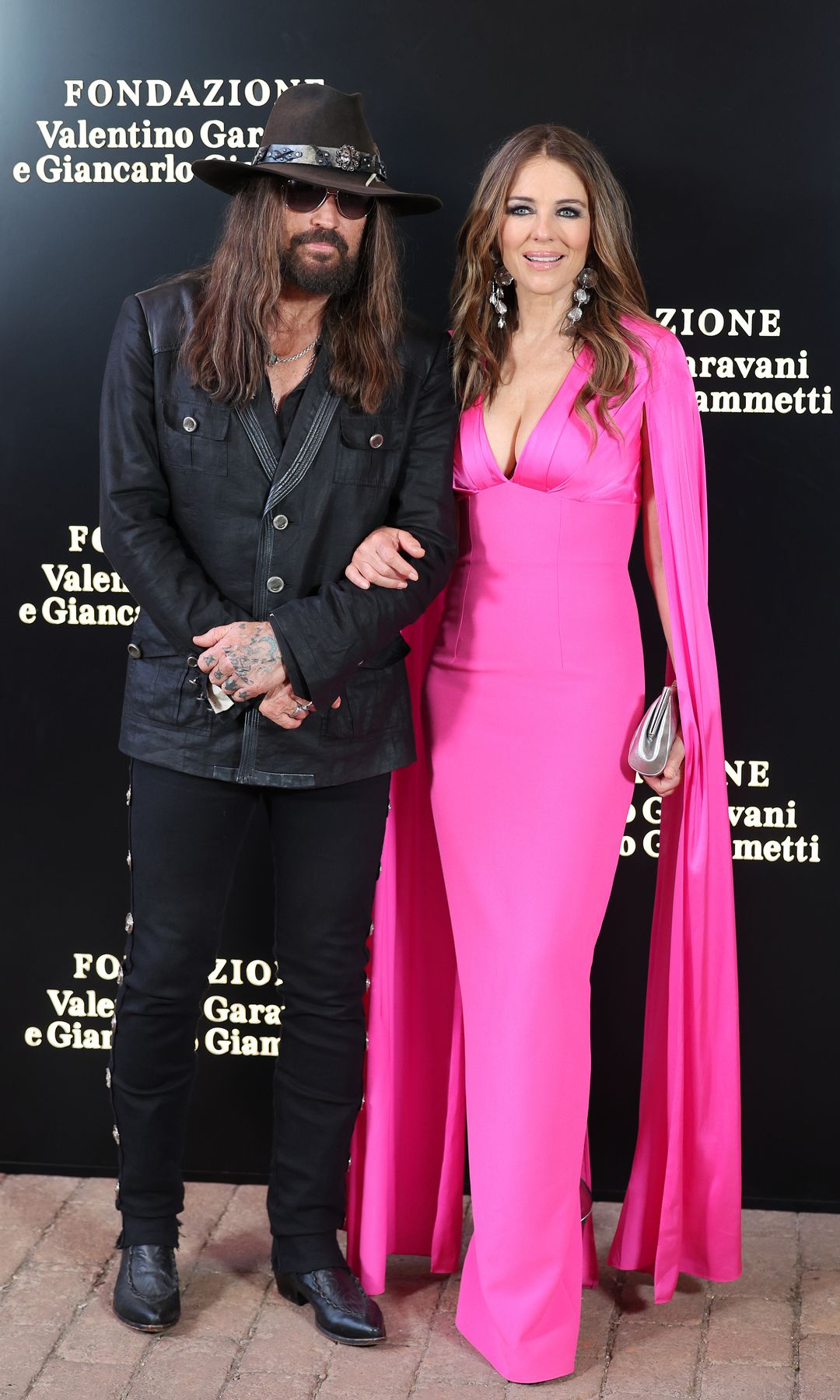 Elizabeth Hurley y Billy Ray Cyrus mostraron su química durante una alfombra roja