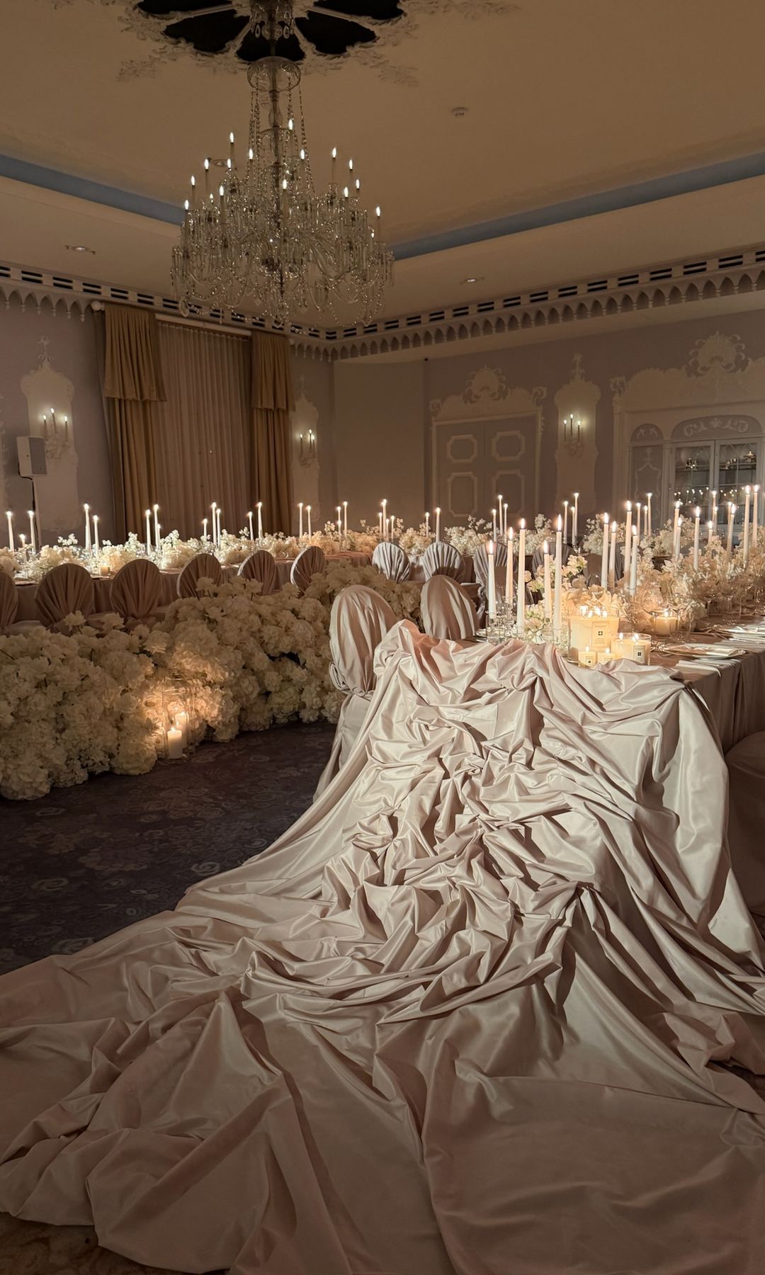Las mesas, con diseño textil de Creusa Studio 